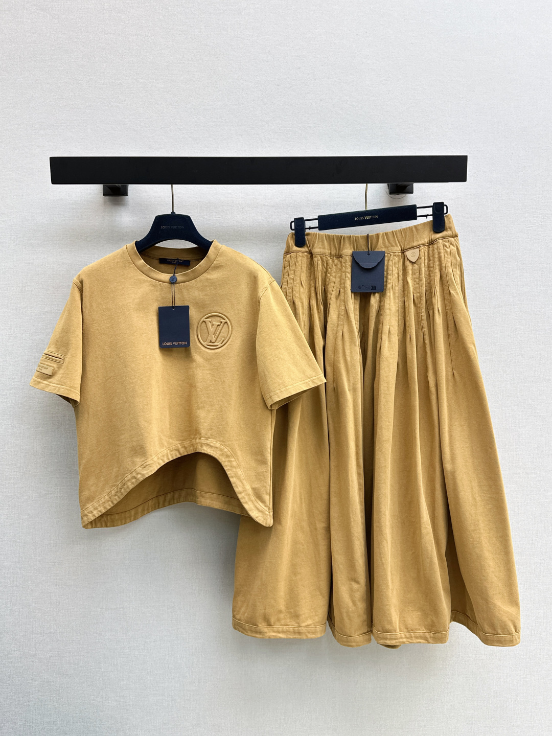 NO:467442,L Home 25Ss———The latest curved hem short-sleeved T-old old cotton fabric, curved design, chest embossed large logo embellished with small leather logo embellished with skirts in the same series, easy to wear to create a refreshing and age-reducing temperament. Super easy to match. It can be used for commuting or important occasions. Two colors are available for sale in stock,,louis vuitton, skirts, T-shirt, alexander wang19860909L家 25Ss———早秋最新款弧形下摆短袖T 做旧纯棉面料 衣摆弧形设计 胸口浮雕大logo点缀袖身小皮牌logo点缀 搭配同系列半身裙 轻松穿出清爽减龄气质 超好搭配 通勤或者重要场合都驾驭得住 两色现货发售sml,,louis vuitton,skirts,T-shirt,alexander wang,Women's clothing