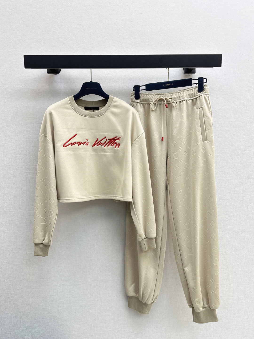 NO:467507,L Home 25Ss———The latest relief presbyterian jacquard casual suit in early autumn, round neck silhouette sweatshirt + elastic trousers, Juezi's one set of matching, round neck spliced ​​embroidered presbyterian sleeve design, loose short style, chest embroidered letter logo dot, super high recognition and easy, separate matching is also a versatile item, one set for sale, two colors for sale, sml, louis vuitton, hoodie, sweatshirts, alexander wang19860909L家 25Ss———早秋最新款浮雕老花提花休闲套装 圆领廓形卫衣+松紧卫裤 绝绝子一套搭配 圆领拼接浮雕老花衣袖设计 宽松短款版型 胸前刺绣字母logo点辍 拥有超高辨识度并且轻松 分开搭配也是百搭的单品 一套出售 两色现货发售sml,,louis vuitton,hoodie,sweatshirts,alexander wang,Women's clothing