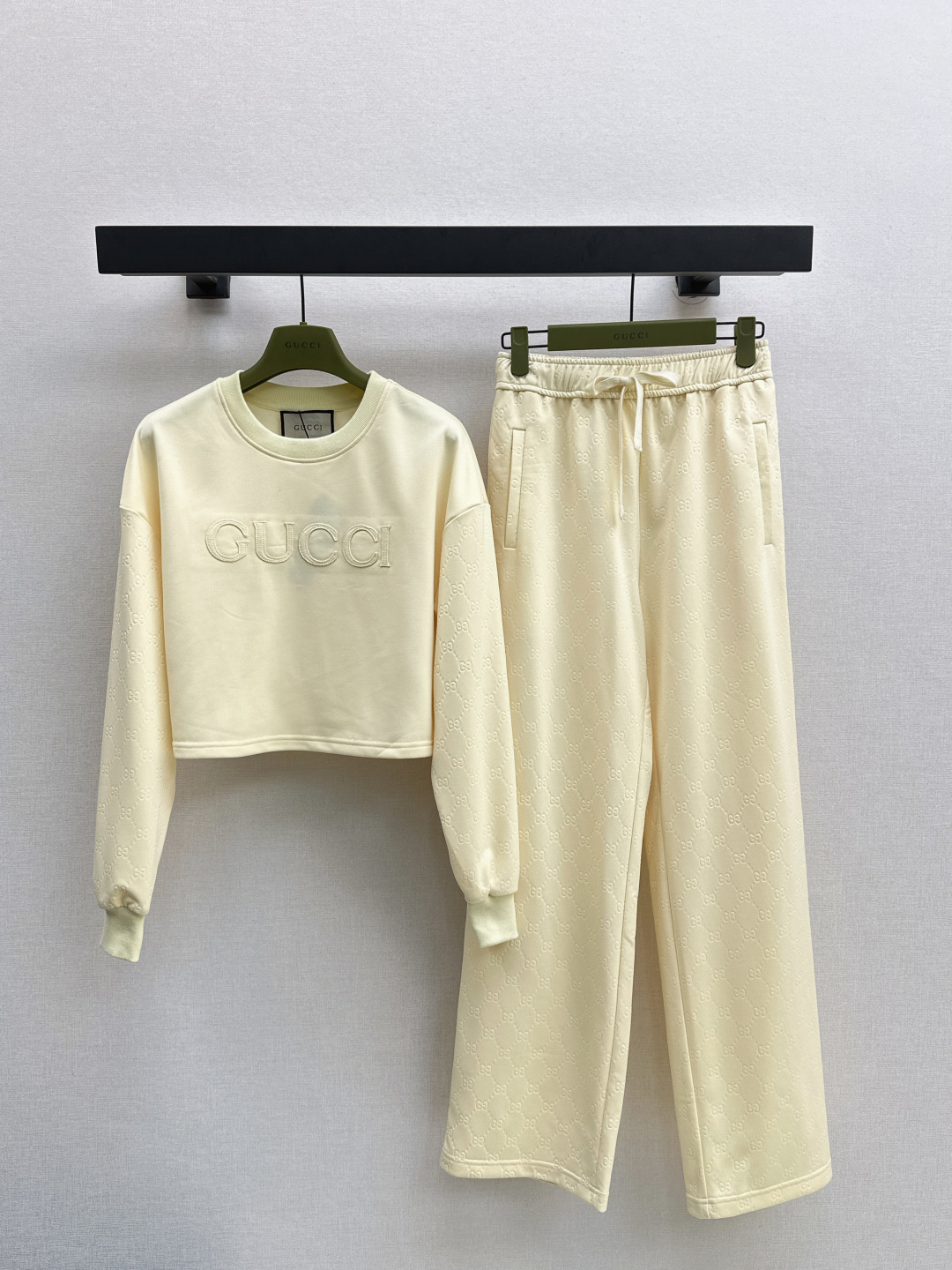 NO:467499,Gu 25Ss———The latest relief double G jacquard casual set in autumn and winter, round neck silhouette sweatshirt + elastic trousers, a set of matching, round neck splicing relief double G jacquard sleeve design, loose short style, letter logo on the chest, ultra-high recognition and easy, separate matching is also a versatile item, one set, two colors are available in stock, sml, hoodie, sweatshirts, alexander wang19860909Gu 25Ss————秋冬最新款浮雕双G提花休闲套装 圆领廓形卫衣+松紧卫裤 绝绝子一套搭配 圆领拼接浮雕双G提花衣袖设计 宽松短款版型 胸前字母logo点辍 拥有超高辨识度并且轻松 分开搭配也是百搭的单品 一套出 两色现货发售sml,,hoodie,sweatshirts,alexander wang,Women's clothing