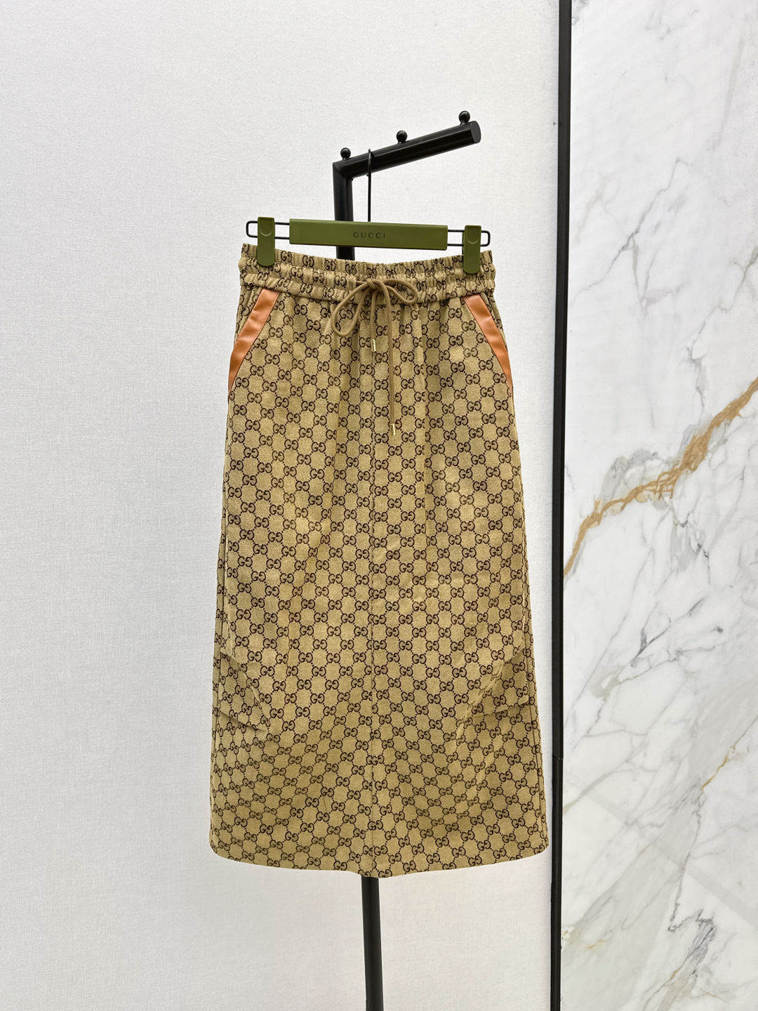 NO:467490,Gu 25Ss—————The latest double G jacquard pleated skirt in early autumn, elastic high-waist drawstring waist design, pleated design on both sides of the skirt, super cool and stylish, custom double G jacquard fabric, spliced ​​leather pocket decoration on both sides, super versatile upper body, cool and handsome and figure, super fashionable, cool girls must receive payment, cool casual style, the upper body is very recognizable, two colors are available for sale in stock,, skirts, alexander wang19860909Gu 25Ss————早秋最新款双G提花褶皱半身裙 松紧高腰抽绳收腰设计 裙摆两侧褶皱设计 走起路来超级拉风 定制双G提花面料 两侧拼接皮革口袋装饰 上身超级百搭 酷帅又显身材 超级时髦 酷女孩必收款 炫酷休闲风 上身很有辨识度 两色现货发售sml,,skirts,alexander wang,Women's clothing