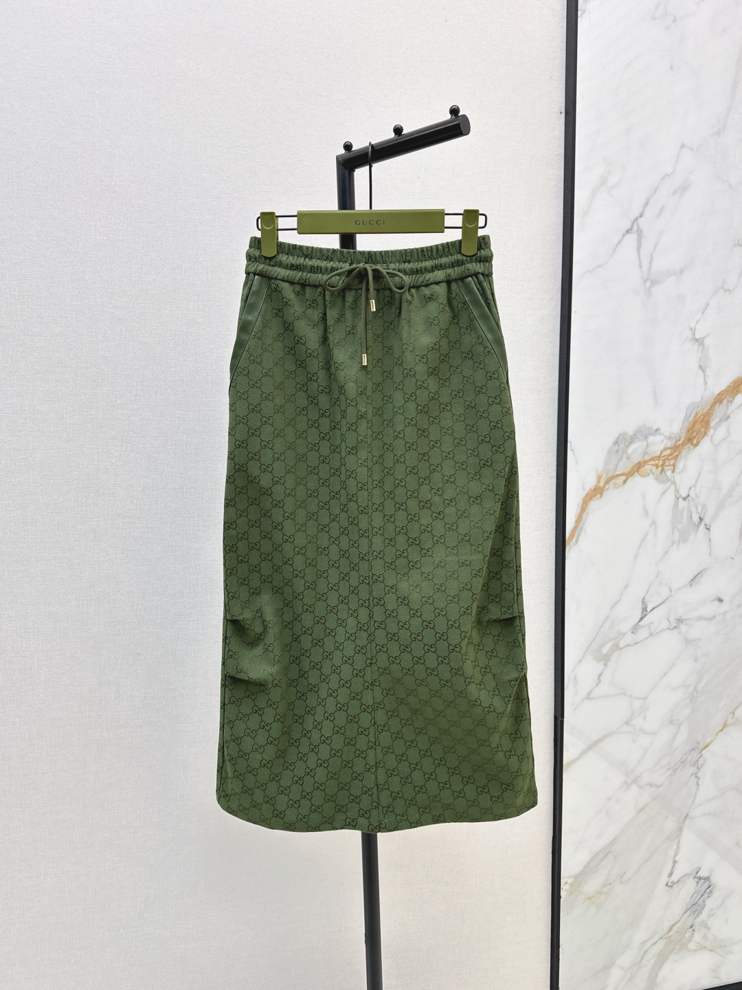 NO:467484,Gu 25Ss—————The latest double G jacquard pleated skirt in early autumn, elastic high-waist drawstring waist design, pleated design on both sides of the skirt, super cool and stylish, custom double G jacquard fabric, spliced ​​leather pocket decoration on both sides, super versatile upper body, cool and handsome and figure, super fashionable, cool girls must receive payment, cool casual style, the upper body is very recognizable, two colors are available for sale in stock,, skirts, alexander wang19860909Gu 25Ss————早秋最新款双G提花褶皱半身裙 松紧高腰抽绳收腰设计 裙摆两侧褶皱设计 走起路来超级拉风 定制双G提花面料 两侧拼接皮革口袋装饰 上身超级百搭 酷帅又显身材 超级时髦 酷女孩必收款 炫酷休闲风 上身很有辨识度 两色现货发售sml,,skirts,alexander wang,Women's clothing