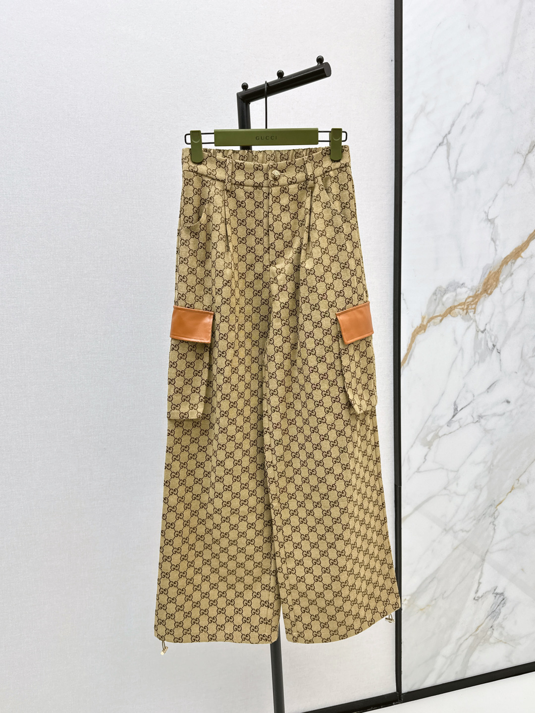 NO:467477,Gu 25Ss—————The latest model of early autumn double G jacquard drawstring work pants, high waist straight and high waist design, slim and hide flesh, double-sided spliced ​​leather work pocket decoration, customized double G gold logo buckle embellishment, fashionable and high-end, top body with a handsome feeling, trouser legs can be adjusted to be a carrot pants for collecting feet, cool girls must receive, cool casual style, top body is very recognizable, two colors are on sale in stock,,alexander wang19860909Gu 25Ss————早秋最新款双G提花抽绳工装裤 高腰直筒高腰设计 显瘦又藏肉 双侧拼接皮革工装口袋装饰 定制双G金色Logo扣饰点缀 时髦又高级 上身自带帅气感 裤脚抽绳可以调节成收脚的萝卜裤哦 酷女孩必收款 炫酷休闲风 上身很有辨识度 两色现货发售sml,,alexander wang,Women's clothing