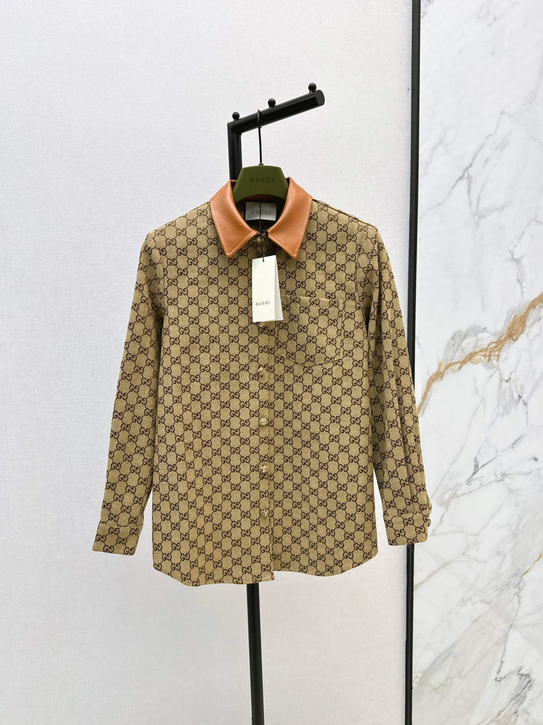 NO:467470,Gu 25Ss—————The latest double G jacquard leather lapel shirt early autumn, interpreting the retro style, age-reducing college stand-up collar shirt jacket, leather spliced ​​lapel design, classic slim fit style is not picky and versatile and fashionable, matched with original metal buckles, luxury and high-end original custom GG jacquard fabric texture is three-dimensional and stylish, two colors are available for sale in stock,, jackets & coats,shirts,alexander wang19860909Gu 25Ss————早秋最新款双G提花皮革翻领衬衫 演绎文艺复古风 减龄学院立领衬衫外套 皮革拼接翻领设计 经典的修身版型不挑人百搭又时髦 搭配原版金属扣奢华又高级 原版定制GG提花面料质感立体有型 两色现货发售sml,,jackets & coats,shirts,alexander wang,Women's clothing