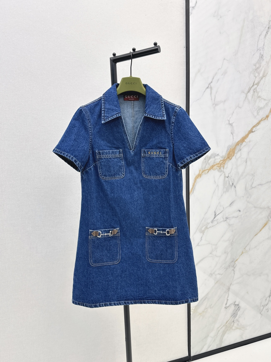 NO:467463,Gu 25Ss—————The latest V-neck denim dress in early autumn, durable and versatile. The overall design reflects exquisite tailoring. The perfect hiding meat in summer. Retro denim wash. Thin fabric. Very comfortable. The upper body is fashionable and handsome. Whether it is shopping or partying, it is the focus of the crowd. SML is available in stock,, skirts, alexander wang.19860909Gu 25Ss————早秋最新款V领牛仔连衣裙 耐看又百搭 整体设计体现精湛的剪裁工艺 夏天完美藏肉 洗水复古牛仔 比较薄的面料 舒适度很好 上身减龄时髦自带帅气感无论是逛街打卡还是聚会都是人群中的焦点 一色现货发售sml,,skirts,alexander wang,Women's clothing