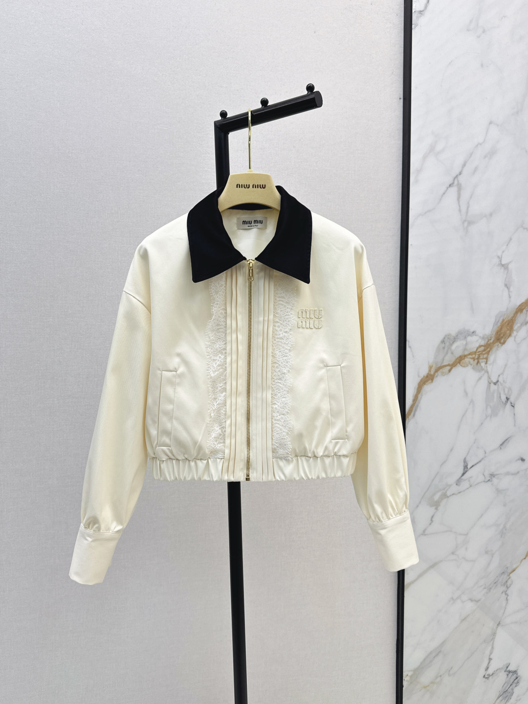 NO:467455,Miu 25Ss—————The latest contrasting lapel jacket in early autumn. The style that can be worn out as soon as you wear it. There is no need to worry about matching. The temperamental workwear style is cool and stylish. The lace lace decoration is full of high-end and fashionable texture. It is convenient and cool. It is casual and casual. The short and loose style is not picky. Any figure is OK. SML is available in stock,,miumiu, jackets & coats, jackets & coats, alexander wang19860909Miu 25Ss————早秋最新款撞色翻领夹克外套 一穿就能出门的款 完全不用费心费力搭配 气质工装风酷帅有型 门襟蕾丝花边装饰 满满的高级时髦质感 即方便又酷帅 随性休闲 短款宽松版型基础不挑人 任何身材都OK 一色现货发售sml,,miumiu,jackets & coats,jackets & coats,alexander wang,Women's clothing