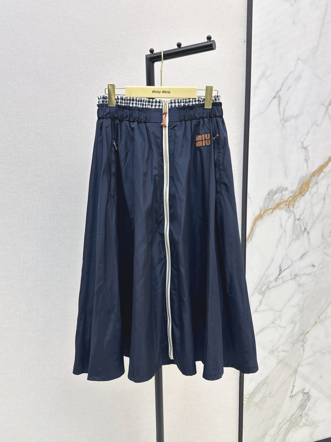 NO:467448,Miu 25Ss———The latest plaid double waist nylon skirt in early autumn, fashionable and retro, work style casual skirt, A-line style, skirt zipper design, can be stretched out, American retro girl, fashionable and versatile, with a sense of handsomeness, modern and cool feeling, and sexy, cool girls are fashionable, one-color spot-on sml,,miumiu, skirts, alexander wang19860909Miu 25Ss———早秋最新款格纹双腰头尼龙半身裙 时髦复古 工装风休闲裙 A 字版型 裙身拉链设计 可拉开两穿款 美式复古女孩 时髦又百搭 自带帅气感 摩登酷感又不失性感气息 酷女孩比入时髦单品 一色现货发售sml,,miumiu,skirts,alexander wang,Women's clothing