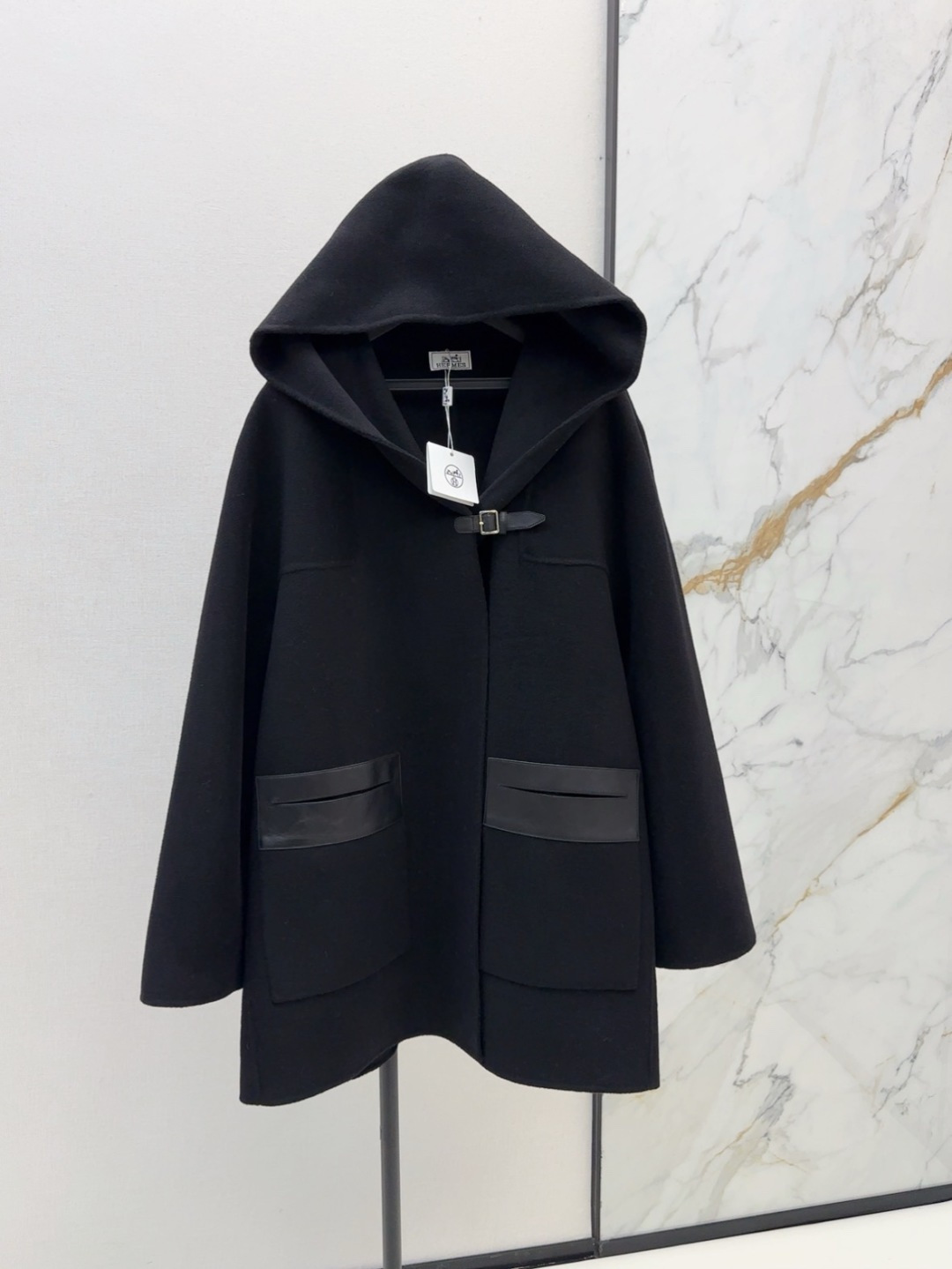 NO:467440,Exclusive model with dust bag ~ Her 25Ss————The latest autumn and winter style must-have coats this season. Recommended single models. Pure handmade double-sided fabric + 100% splicing lambskin pocket design. It has a luxurious and high-end feeling. Large pockets are elegant and intellectual and gentle. Imported wool cashmere fabric has a wide and stylish texture. Not picky. H-style and stylish. It is versatile and fashionable. It looks slim and tall. Two-color spot sml, Jackets & coats, sheepskin, alexander wang19860909配防尘袋独家款～Her 25Ss————秋冬最新款本季必入大衣外套 爆单款推荐 纯手工制作双面昵面料+拼接百分百小羊皮口袋设计 自带奢华高级感 大口袋优雅知性气质温柔 进口羊毛羊绒面料质感挺阔有型 不挑人 H版型气质干练 百搭时髦上身显瘦又高挑 两色现货发售sml,,jackets & coats,sheepskin,alexander wang,Women's clothing