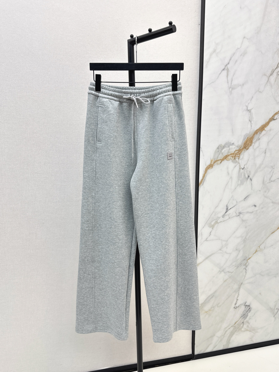 NO:467504,Anc～E 25Ss———The latest classic badge decoration for autumn and winter, elastic waist casual straight pants, made of cotton fabric, soft and glutinous, without losing the feeling of cleverness, especially comfortable with the body, very stylish, design sense of division line, covering the flesh invisible, a good style for crazy call, practical wear and not picky people, four colors are available for sale in stock,,alexander wang19860909Anc～E 25Ss————秋冬最新款经典徽章装饰松紧腰休闲直筒裤 采用棉面料 垂坠软糯又不失挺括感 贴身特别舒服 上身很有型 设计感分割线 遮肉于无形 疯狂打Call的好版型 实穿不挑人 四色现货发售sml,,alexander wang,Women's clothing