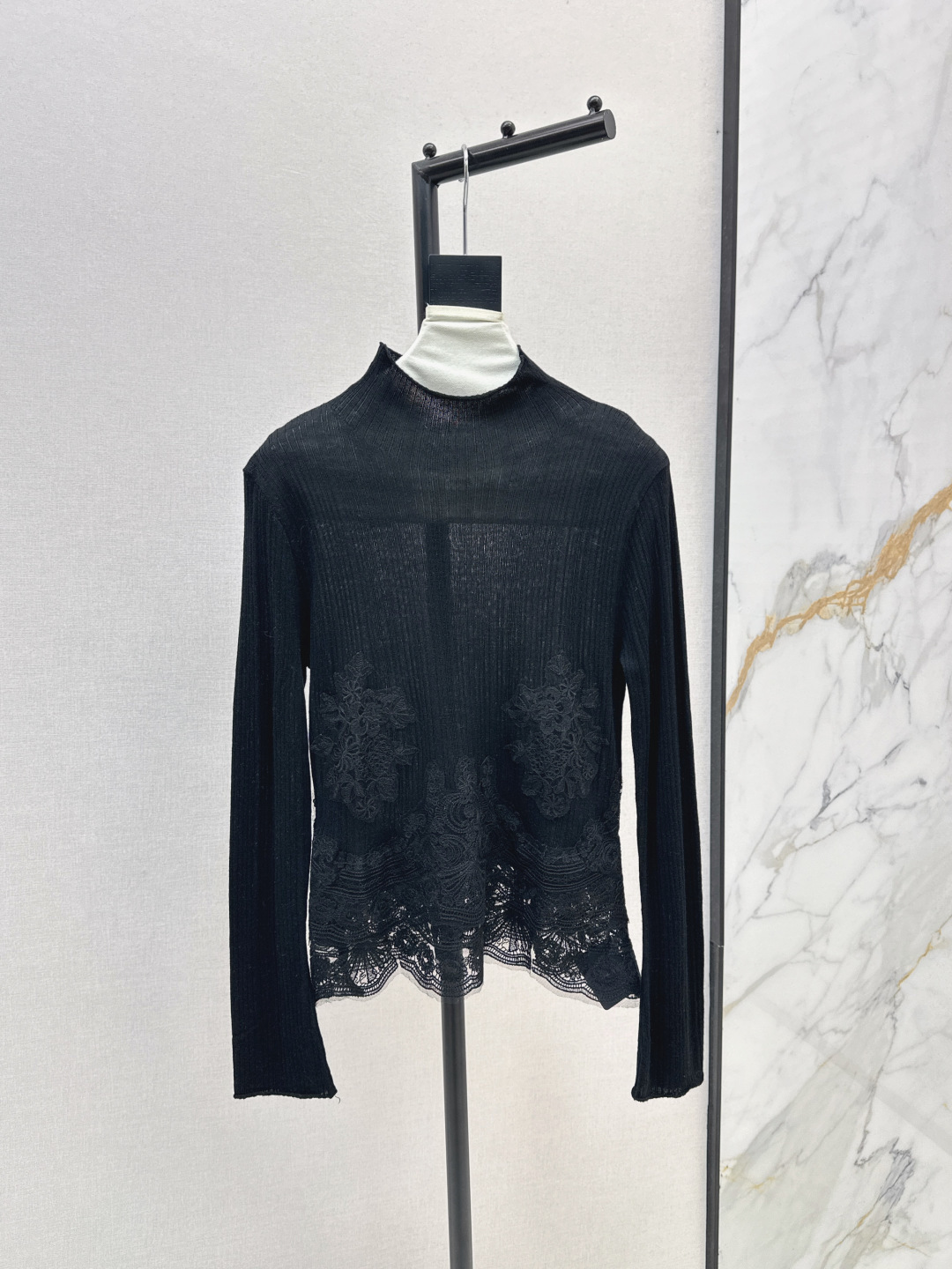 NO:467496,Recommended single models Es 25Ss—————The latest lace spliced ​​base shirt in early autumn 100% high-quality wool fabric, exquisite spliced ​​lace lace faintly visible, round neck single row lacquer button design, upper body wool pit strip cut, waist and cuff lace carving, three-dimensional floral hollow design, lively and vivid posture during walking, white like fresh and elegant black aura and softness coexist, two colors are on sale in stock sml 9,,alexander wang19860909爆单款推荐 Es 25Ss————早秋最新款蕾丝拼接打底衫百分百优质羊毛面料 精致拼接蕾丝花边若隐若现的透肤 圆领单排衣襟扣设计 上半身羊毛坑条剪裁 腰部和袖口蕾丝雕花 立体花卉镂空设计 行走间灵动生姿 白色如清新淡雅黑色气场与柔美并存 两色现货发售sml 9,,alexander wang,Women's clothing