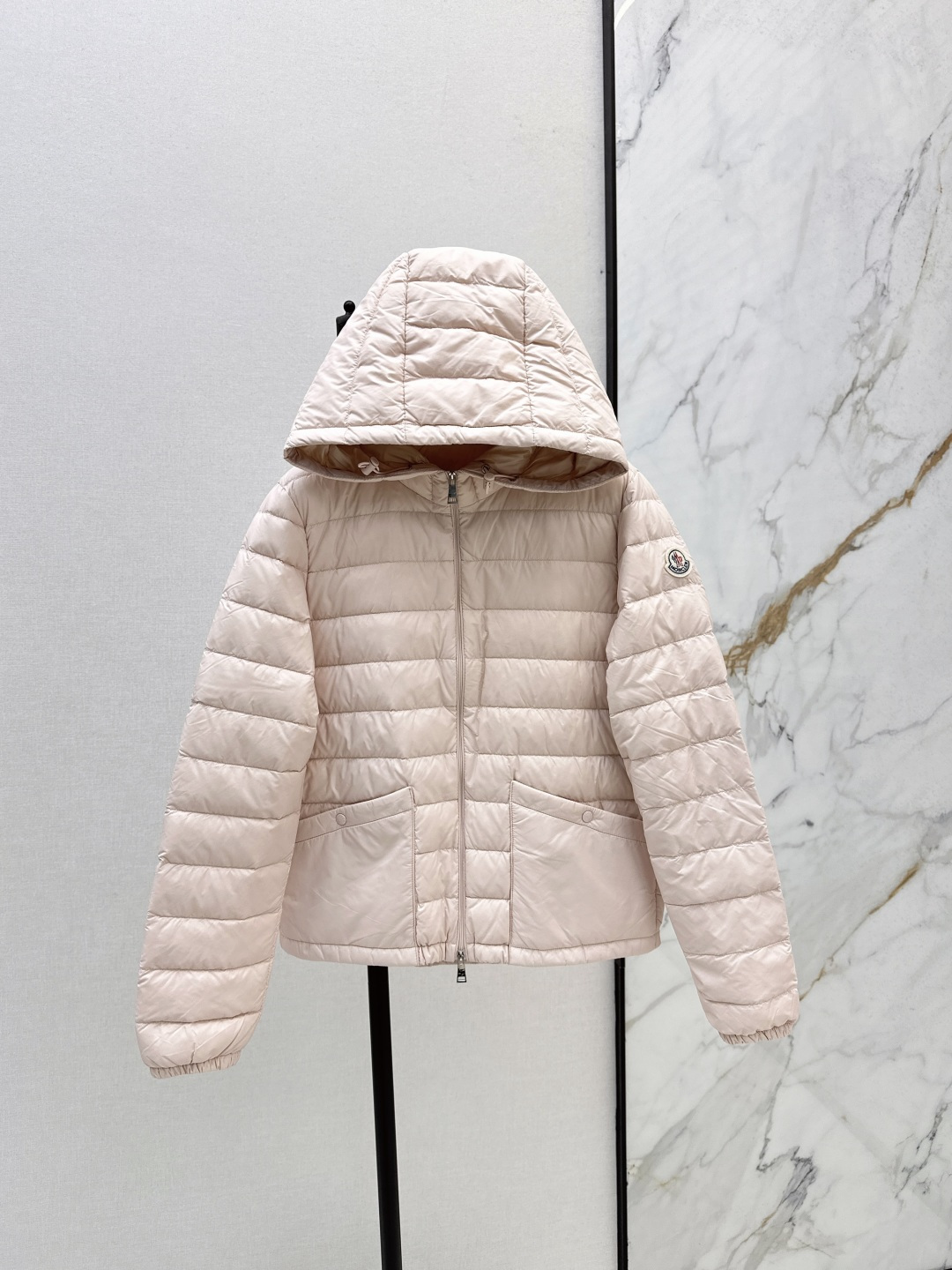 NO:467488,With dust bag Mc 25Ss———The latest classic light and thin hooded down jacket in autumn and winter. The design is novel and unique and the concept of warmth is amazing!  Build a must-have item for white and rich beauty, keep warm and refuse to be bloated, national standard imported 90 white gooseberry filling, imported fabric texture is excellent, imported machine sewing smooth line crafts, original hardware accessories, original mark, three-color spot sale 0/1/2/3,, down jacket, hats, alexander wang19860909配防尘袋Mc 25Ss———秋冬最新款经典轻薄款连帽羽绒服 设计新颖独特又保暖理念超赞！打造白富美必备单品 保暖拒绝臃肿 国标进口90白鹅绒填充 进口面料质感超赞 进口机缝制流畅线条工艺 原版五金配件 原唛原标 三色现货发售0/1/2/3,,down jacket,hats,alexander wang,Women's clothing