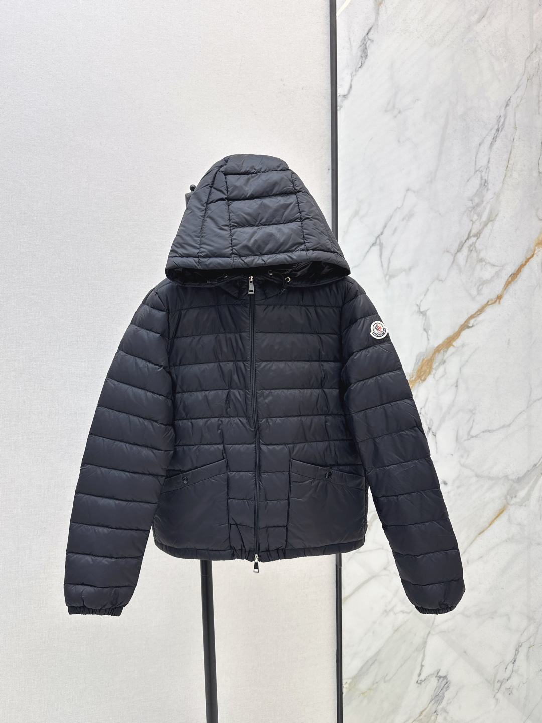 NO:467483,With dust bag Mc 25Ss———The latest classic light and thin hooded down jacket in autumn and winter. The design is novel and unique and the concept of warmth is amazing!  Build a must-have item for white and rich beauty, keep warm and refuse to be bloated, national standard imported 90 white gooseberry filling, imported fabric texture is excellent, imported machine sewing smooth line crafts, original hardware accessories, original mark, three-color spot sale 0/1/2/3,, down jacket, hats, alexander wang19860909配防尘袋Mc 25Ss———秋冬最新款经典轻薄款连帽羽绒服 设计新颖独特又保暖理念超赞！打造白富美必备单品 保暖拒绝臃肿 国标进口90白鹅绒填充 进口面料质感超赞 进口机缝制流畅线条工艺 原版五金配件 原唛原标 三色现货发售0/1/2/3,,down jacket,hats,alexander wang,Women's clothing