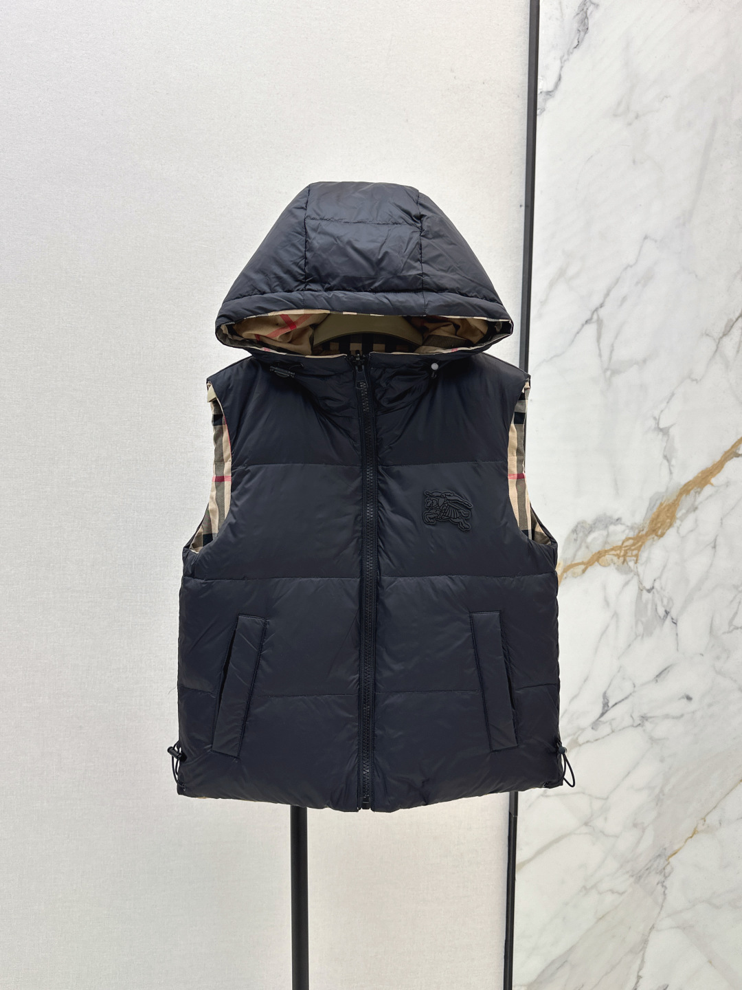 NO:467469,With dust bag Bur 25Ss———The latest Vintage plaid splicing double-sided down vest in autumn and winter, wear multiple clothes for one dress. The plaid control must include high-end fashionable items. The three-dimensional tailoring lapel zipper is versatile and not picky. Warm and refuse to be bloated. National standard 90 white goose down filling. The imported fabric has a great texture. The imported machine sewing smooth line craftsmanship. Original hardware accessories. Original mark and original mark. Three-color spot sale. Smlxl, burberry, down jacket, alexander wang.19860909配防尘袋Bur 25Ss———秋冬最新款Vintage格纹拼接双面羽绒马甲一衣多穿 格子控必入高级时髦单品 立体剪裁翻领拉链版型百搭不挑人 保暖拒绝臃肿 国标90白鹅绒填充 进口面料质感超赞 进口机缝制流畅线条工艺 原版五金配件 原唛原标 三色现货发售smlxl,,burberry,down jacket,alexander wang,Women's clothing