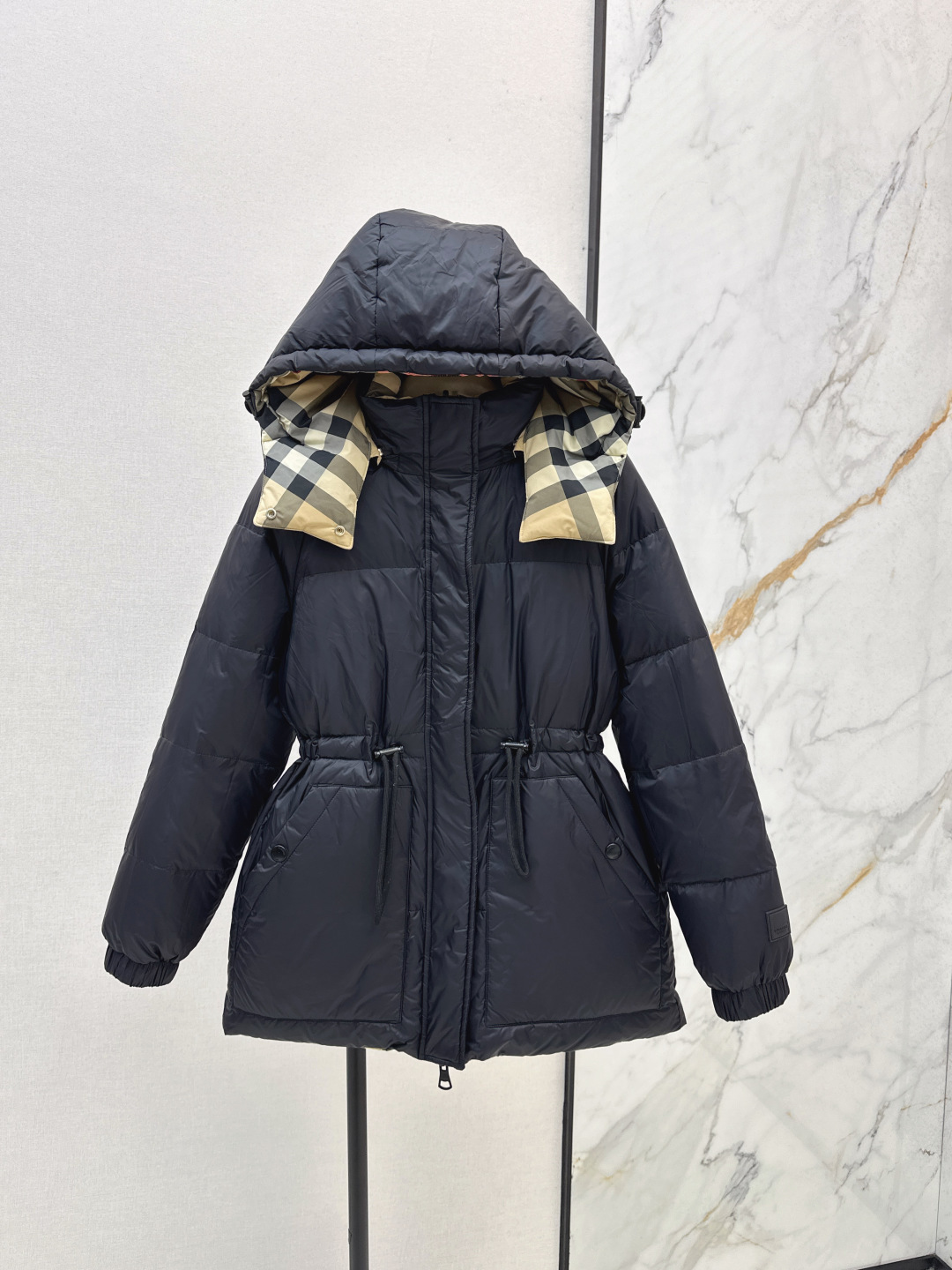 NO:467462,With dust bag Bur 25Ss———The latest Vintage plaid double-sided down jacket in autumn and winter. Wear multiple clothes. The plaid control must be high-end fashionable items. The three-dimensional tailoring lapel zipper is versatile and not picky. Warm and refuse to be bloated. National standard 90 white goose down filling. The imported fabric has a great texture. The imported machine sewing smooth line craftsmanship. Original hardware accessories. Original mark. Original mark. Three-color spot sale. Smlxl, burberry, jackets & coats, down jacket, alexander wang.19860909配防尘袋Bur 25Ss———秋冬最新款Vintage格纹双面羽绒服外套 一衣多穿 格子控必入高级时髦单品 立体剪裁翻领拉链版型百搭不挑人 保暖拒绝臃肿 国标90白鹅绒填充 进口面料质感超赞 进口机缝制流畅线条工艺 原版五金配件 原唛原标 三色现货发售smlxl,,burberry,jackets & coats,down jacket,alexander wang,Women's clothing