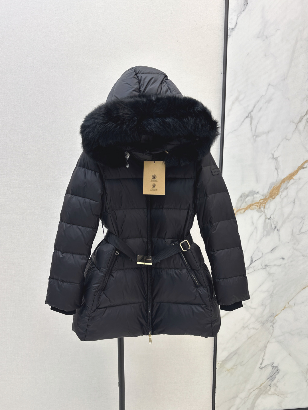 NO:467454,Exclusive first launch with dust bag Bur 25Ss———The latest wool collar hooded mid-length down jacket in autumn and winter, classic iron buckle belt waist slim mid-length style, super slim upper body, original mold opening logo black label decoration, clean and neat tailoring style, versatile and fashionable and handsome upper body 90 imported white goose down filling, warm and refuse to be bloated, super large fox fur collar decoration, luxury UPUP!  !  The upper body is so beautiful that I have no friends. Original hardware accessories. Original mark. Recommended. Two colors are available for sale in stock. Smlxl, burberry, down jacket, hats, alexander wang.19860909配防尘袋独家首发 Bur 25Ss———秋冬最新款毛领连帽中长款羽绒服 经典铁扣腰带束腰修身中长款版型 上身超显瘦 原版开模logo黑标装饰 干净利落剪裁版型 上身百搭时髦又帅气 90进口白鹅绒填充 保暖拒绝臃肿 超大狐狸毛领装饰 奢华感UPUP！！上身美到没朋友 原版五金配件 原唛原标 推荐 两色现货发售smlxl,,burberry,down jacket,hats,alexander wang,Women's clothing