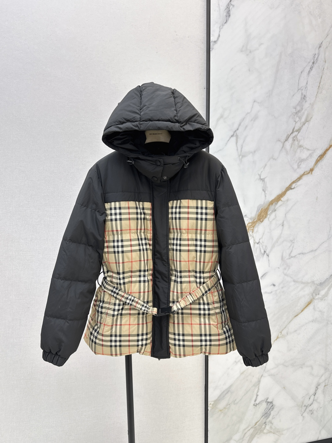 NO:467427,With dust bag double-sided wearable Bur 25Ss———The latest Vintage plaid splicing double-sided down jacket jacket in autumn and winter. Wear more than one clothing. The plaid control must be high-end fashionable items. The three-dimensional tailoring lapel zipper is versatile and not picky. Warm and refuse to be bloated. National standard 90 white goose down filling. The imported fabric has a great texture. The imported machine sewing smooth line craftsmanship. Original hardware accessories. Original mark and original mark. Three-color spot sale. Smlxl, burberry, jackets & coats, down jacket, alexander wang.19860909配防尘袋双面可穿 Bur 25Ss———秋冬最新款Vintage格纹拼接双面羽绒服外套 一衣多穿 格子控必入高级时髦单品 立体剪裁翻领拉链版型百搭不挑人 保暖拒绝臃肿 国标90白鹅绒填充 进口面料质感超赞 进口机缝制流畅线条工艺 原版五金配件 原唛原标 三色现货发售smlxl,,burberry,jackets & coats,down jacket,alexander wang,Women's clothing