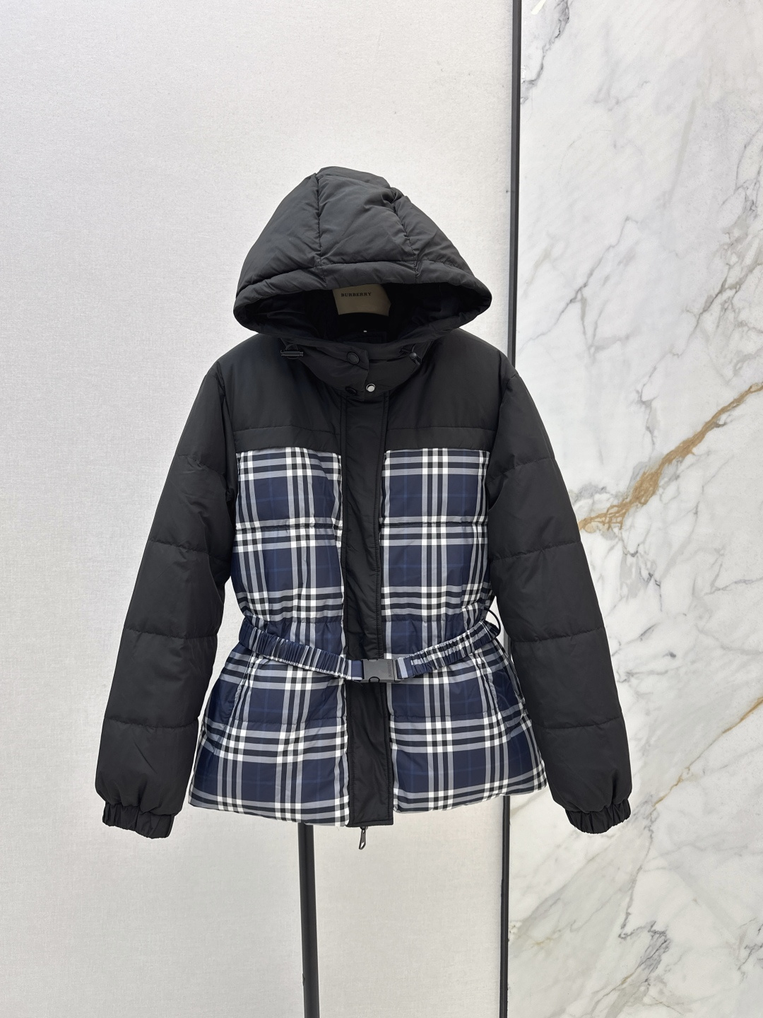 NO:467439,With dust bag double-sided wearable Bur 25Ss———The latest Vintage plaid splicing double-sided down jacket jacket in autumn and winter. Wear more than one clothing. The plaid control must be high-end fashionable items. The three-dimensional tailoring lapel zipper is versatile and not picky. Warm and refuse to be bloated. National standard 90 white goose down filling. The imported fabric has a great texture. The imported machine sewing smooth line craftsmanship. Original hardware accessories. Original mark and original mark. Three-color spot sale. Smlxl, burberry, jackets & coats, down jacket, alexander wang.19860909配防尘袋双面可穿 Bur 25Ss———秋冬最新款Vintage格纹拼接双面羽绒服外套 一衣多穿 格子控必入高级时髦单品 立体剪裁翻领拉链版型百搭不挑人 保暖拒绝臃肿 国标90白鹅绒填充 进口面料质感超赞 进口机缝制流畅线条工艺 原版五金配件 原唛原标 三色现货发售smlxl,,burberry,jackets & coats,down jacket,alexander wang,Women's clothing