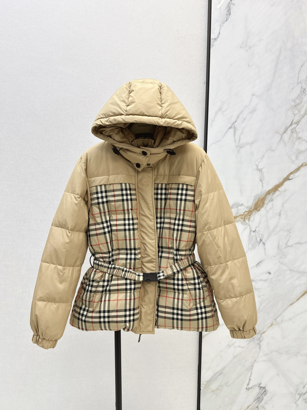 NO:467433,With dust bag double-sided wearable Bur 25Ss———The latest Vintage plaid splicing double-sided down jacket jacket in autumn and winter. Wear more than one clothing. The plaid control must be high-end fashionable items. The three-dimensional tailoring lapel zipper is versatile and not picky. Warm and refuse to be bloated. National standard 90 white goose down filling. The imported fabric has a great texture. The imported machine sewing smooth line craftsmanship. Original hardware accessories. Original mark and original mark. Three-color spot sale. Smlxl, burberry, jackets & coats, down jacket, alexander wang.19860909配防尘袋双面可穿 Bur 25Ss———秋冬最新款Vintage格纹拼接双面羽绒服外套 一衣多穿 格子控必入高级时髦单品 立体剪裁翻领拉链版型百搭不挑人 保暖拒绝臃肿 国标90白鹅绒填充 进口面料质感超赞 进口机缝制流畅线条工艺 原版五金配件 原唛原标 三色现货发售smlxl,,burberry,jackets & coats,down jacket,alexander wang,Women's clothing