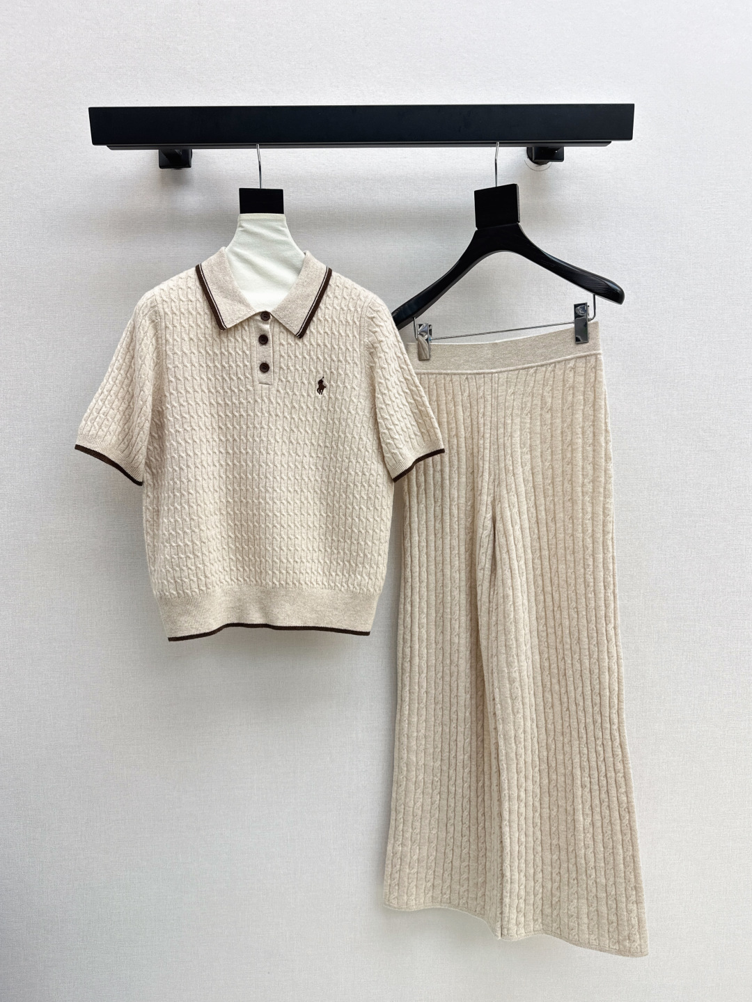 NO:467384,Exclusive RL 25Ss———The latest knitted suit for early autumn, contrasting color polo lapel twist sweater + elastic waist straight pants, exquisite beauty, overall feeling, special simple and elegant, one set matches you with a gentle, beautiful and charming feeling, the color and style are impeccable, the must-have set looks good no matter how you match it, the fabric is of a unique texture, custom wool fabric, the details are very good, one set is out, three colors are available for sale in stock, sml, sweaters, alexander wang19860909独家款 RL 25Ss———早秋最新款针织套装 撞色polo翻领麻花毛衣+松紧腰直筒裤 精致美感 整体给人感觉特别的简约大气 一套搭配起来给你人一种温柔美丽动人的感觉 颜色跟版型都无可挑剔 懒人必备一套怎么搭都好看 面料质感一绝 采用的是定制羊毛面料 细节很到位 一套出 三色现货发售sml,,sweaters,alexander wang,Women's clothing