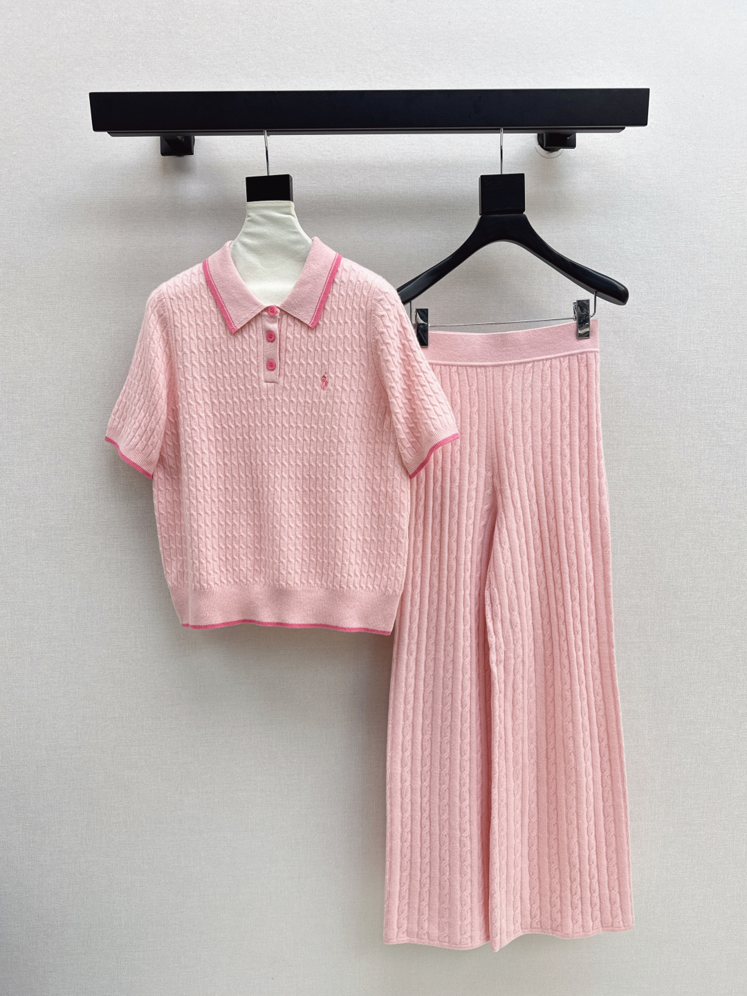 NO:467377,Exclusive RL 25Ss———The latest knitted suit for early autumn, contrasting color polo lapel twist sweater + elastic waist straight pants, exquisite beauty, overall feeling, special simple and elegant, one set matches you with a gentle, beautiful and charming feeling, the color and style are impeccable, the must-have set looks good no matter how you match it, the fabric is of a unique texture, custom wool fabric, the details are very good, one set is out, three colors are available for sale in stock, sml, sweaters, alexander wang19860909独家款 RL 25Ss———早秋最新款针织套装 撞色polo翻领麻花毛衣+松紧腰直筒裤 精致美感 整体给人感觉特别的简约大气 一套搭配起来给你人一种温柔美丽动人的感觉 颜色跟版型都无可挑剔 懒人必备一套怎么搭都好看 面料质感一绝 采用的是定制羊毛面料 细节很到位 一套出 三色现货发售sml,,sweaters,alexander wang,Women's clothing