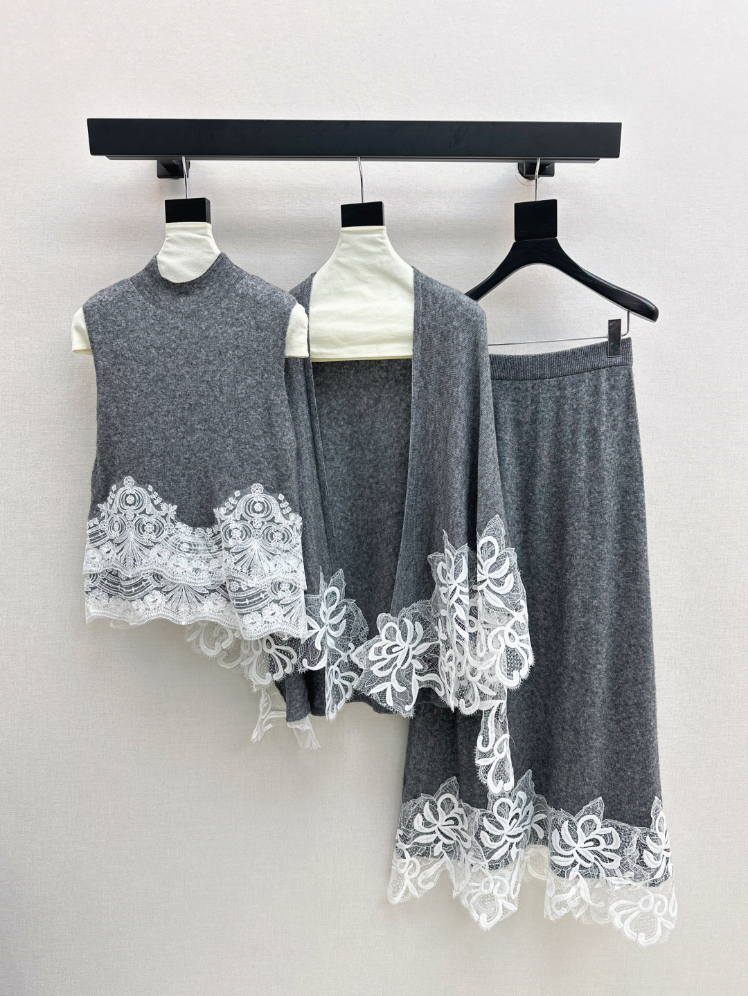 NO:492251,Vest, cloak-size skirt, recommended single style Es 25Ss—————The latest lace splicing three-piece set of turtleneck sleeveless knitted vest + cape shawl + hip-covered skirt 100% high-quality wool fabric, exquisite splicing lace splicing hem, three-dimensional floral hollow design, lively and vivid posture during walking, white like fresh and elegant black aura coexist with softness, two colors are on sale in stock, sml, skirts, shawls, alexander wang19860909背心 斗篷均码半裙爆单款推荐 Es 25Ss————早秋最新款蕾丝拼接三件套高领无袖针织背心+斗篷披肩+包臀半裙 百分百优质羊毛面料 精致拼接蕾丝花边拼接下摆 立体花卉镂空设计 行走间灵动生姿 白色如清新淡雅黑色气场与柔美并存 两色现货发售sml,,skirts,shawls,alexander wang,Women's clothing