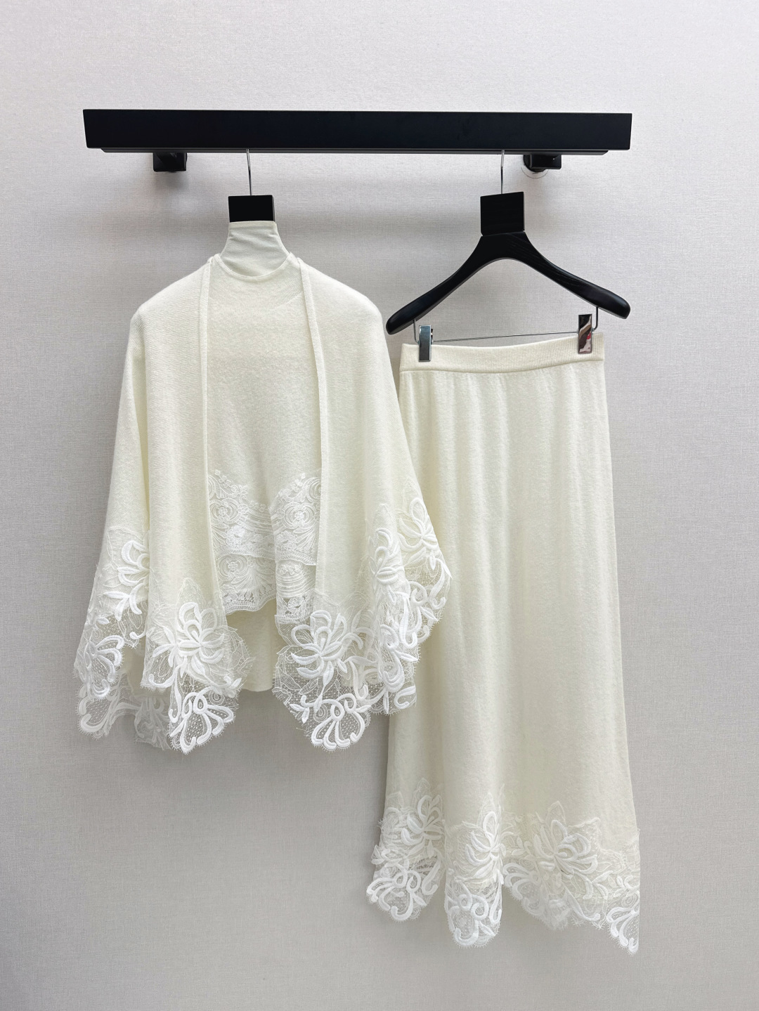 NO:467370,Vest, cape, skirt, single recommendation, Es 25Ss—————The latest lace splicing three-piece set of turtleneck sleeveless knitted vest + cape shawl + hip-covered skirt 100% high-quality wool fabric, exquisite splicing lace splicing hem, three-dimensional floral hollow design, lively and vivid posture during walking, white like fresh and elegant black aura coexist with softness, two colors are on sale in stock, sml, skirts, shawls, alexander wang19860909背心 斗篷 半裙爆单款推荐 Es 25Ss————早秋最新款蕾丝拼接三件套高领无袖针织背心+斗篷披肩+包臀半裙 百分百优质羊毛面料 精致拼接蕾丝花边拼接下摆 立体花卉镂空设计 行走间灵动生姿 白色如清新淡雅黑色气场与柔美并存 两色现货发售sml,,skirts,shawls,alexander wang,Women's clothing