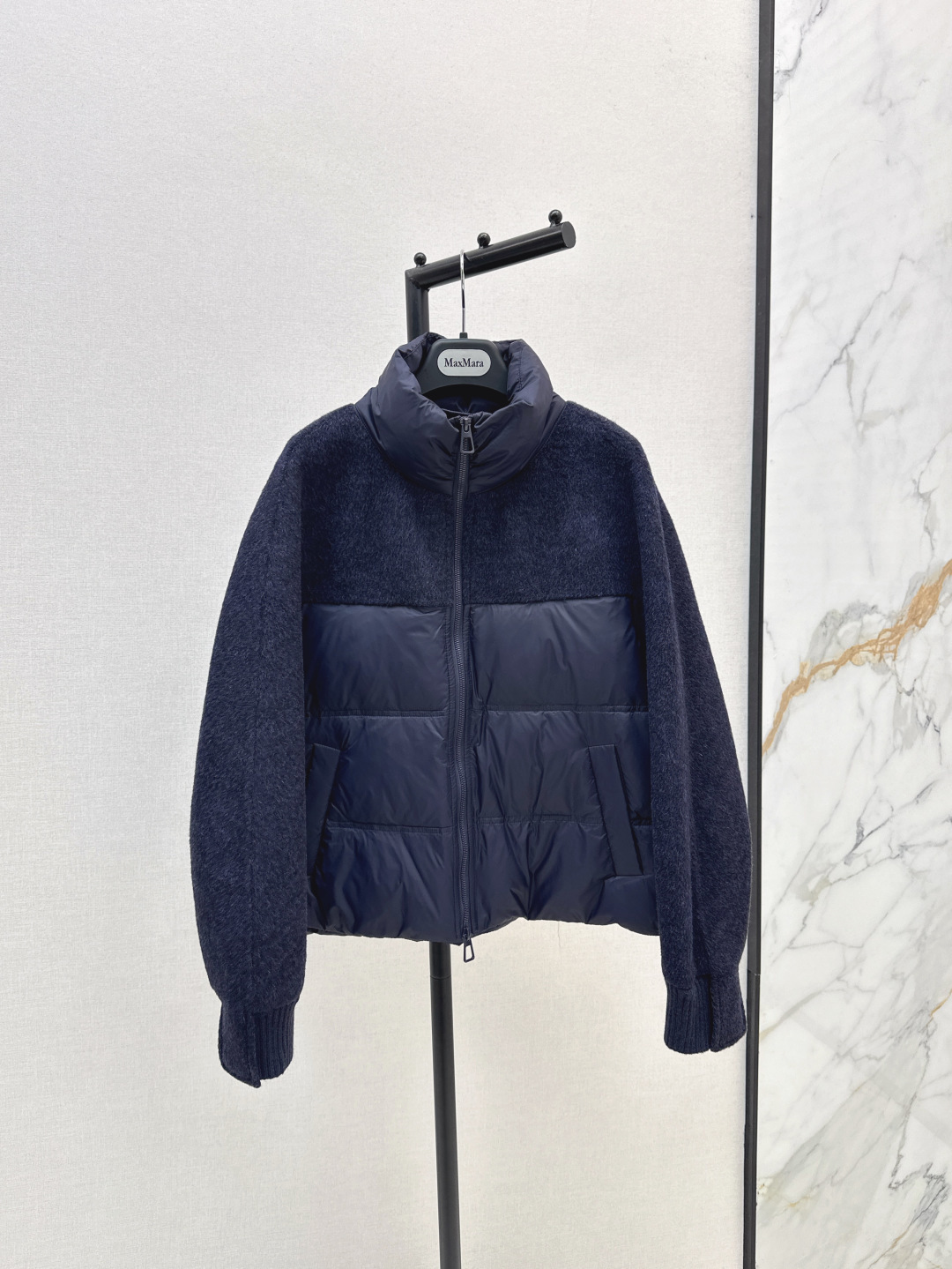 NO:467432,Original quality with dust bag Max 25Ss———The latest style of scribing cashmere stand-collar short down jacket in autumn and winter. The design of the cashmere sleeves is very good~~Classic Os tailoring and splicing method, machine sewing freezes, classic fashionable and handsome, national standard 90 velvet imported recycled nylon fabric with excellent texture, imported machine sewing Recommended three-color sml, down jacket, alexander wang19860909配防尘袋原单品质 Max 25Ss————秋冬最新款拼接羊绒立领短款羽绒服 拼接羊绒袖子设计感很赞～～经典Os剪裁搭配拼接做法 机缝定格 经典时髦又帅气 国标90绒进口再生尼龙面料质感超赞 进口机缝制 推荐 三色sml,,down jacket,alexander wang,Women's clothing