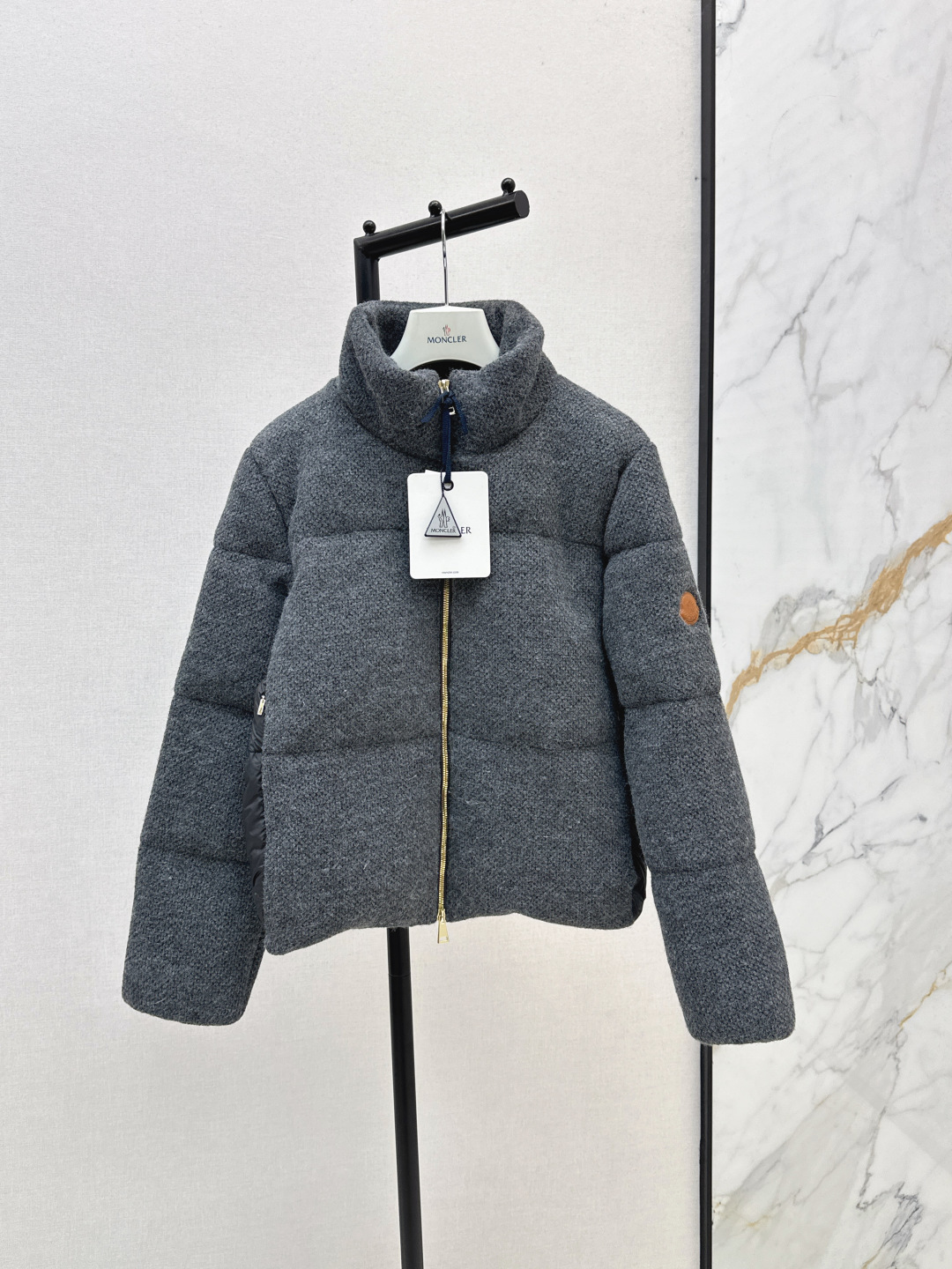 NO:467426,With dust bag MC 25Ss———New autumn and winter new product website new color short stand collar down jacket jacket Three-dimensional tailoring design Fashionable and handsome National standard 90 velvet filling Exclusive custom rough fabric Soft texture Light and comfortable Imported machine sewn three-dimensional press line technology Original hardware accessories Original mark original standard complete set, real heavy weight, one color spot on sale 1/2/3,, jackets & coats, down jacket, alexander wang19860909配防尘袋MC 25Ss———秋冬新品官网新配色短款立领羽绒服外套 立体剪裁版型设计 时髦又帅气 国标90 绒填充 独家定制粗纺面料 质感柔软轻盈舒适 进口机缝制立体压线线条工艺 原版五金配件 原唛原标配套齐全 实物重磅有分量 一色现货发售1/2/3,,jackets & coats,down jacket,alexander wang,Women's clothing