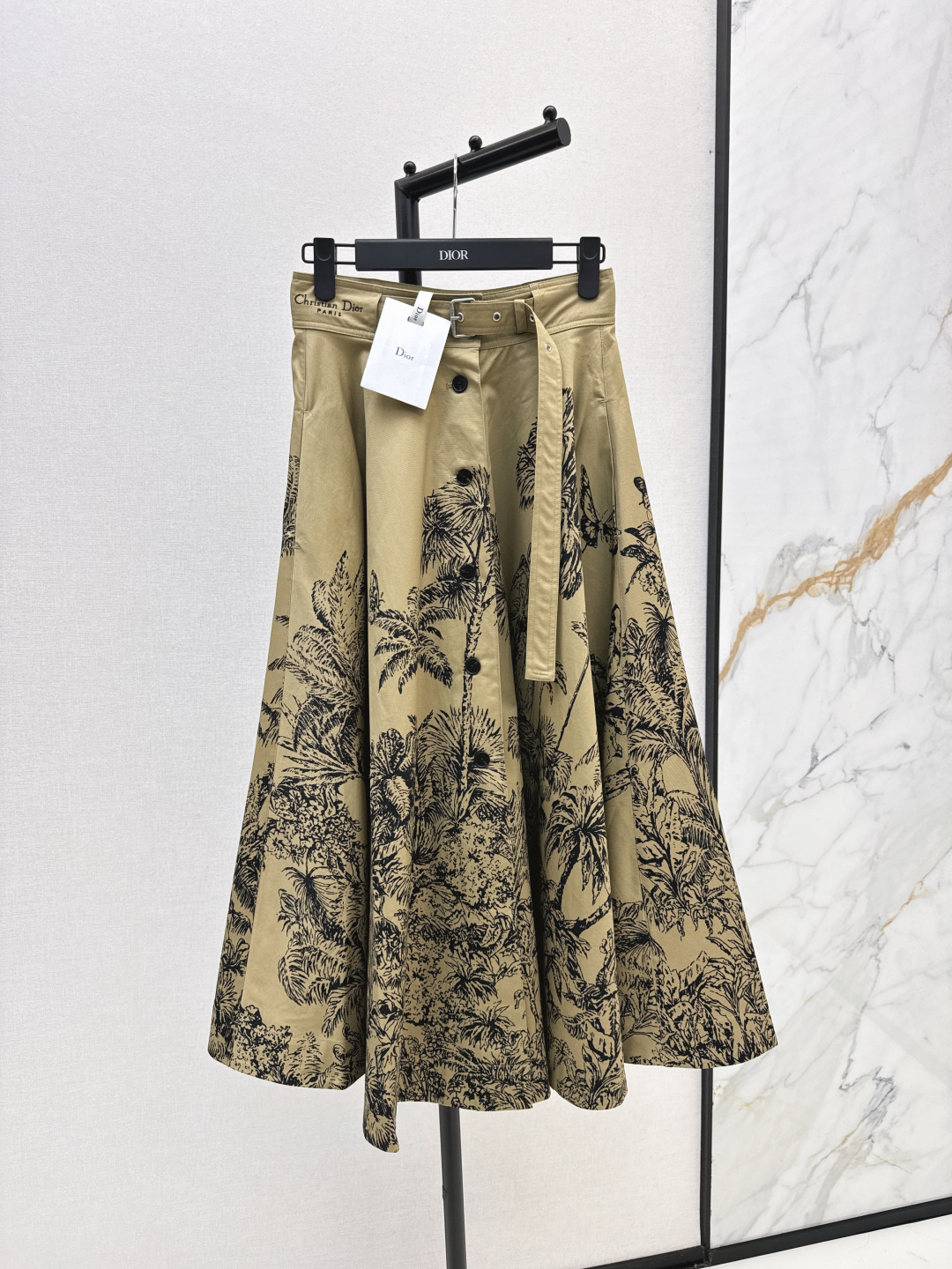 NO:467412,CD 25Ss——————The latest jungle vacation series printed single-breasted skirt in early autumn. Customized breasted design. Three-dimensional tailored high waist and umbrella-shaped oversized skirt. The upper body is super pull-up. Custom printed pure cotton fabric is not easy to wrinkle. It looks more fashionable when paired with shirts. SML is available in stock,, skirts, shirts, alexander wang19860909CD 25Ss————早秋最新款丛林度假系列印花单排扣半身裙 定制排扣设计 立体剪裁高腰搭配伞状超大裙摆 上身超拉比例感 定制印花纯棉面料不易变皱 搭配衬衫更显时髦 一色现货发售sml,,skirts,shirts,alexander wang,Women's clothing