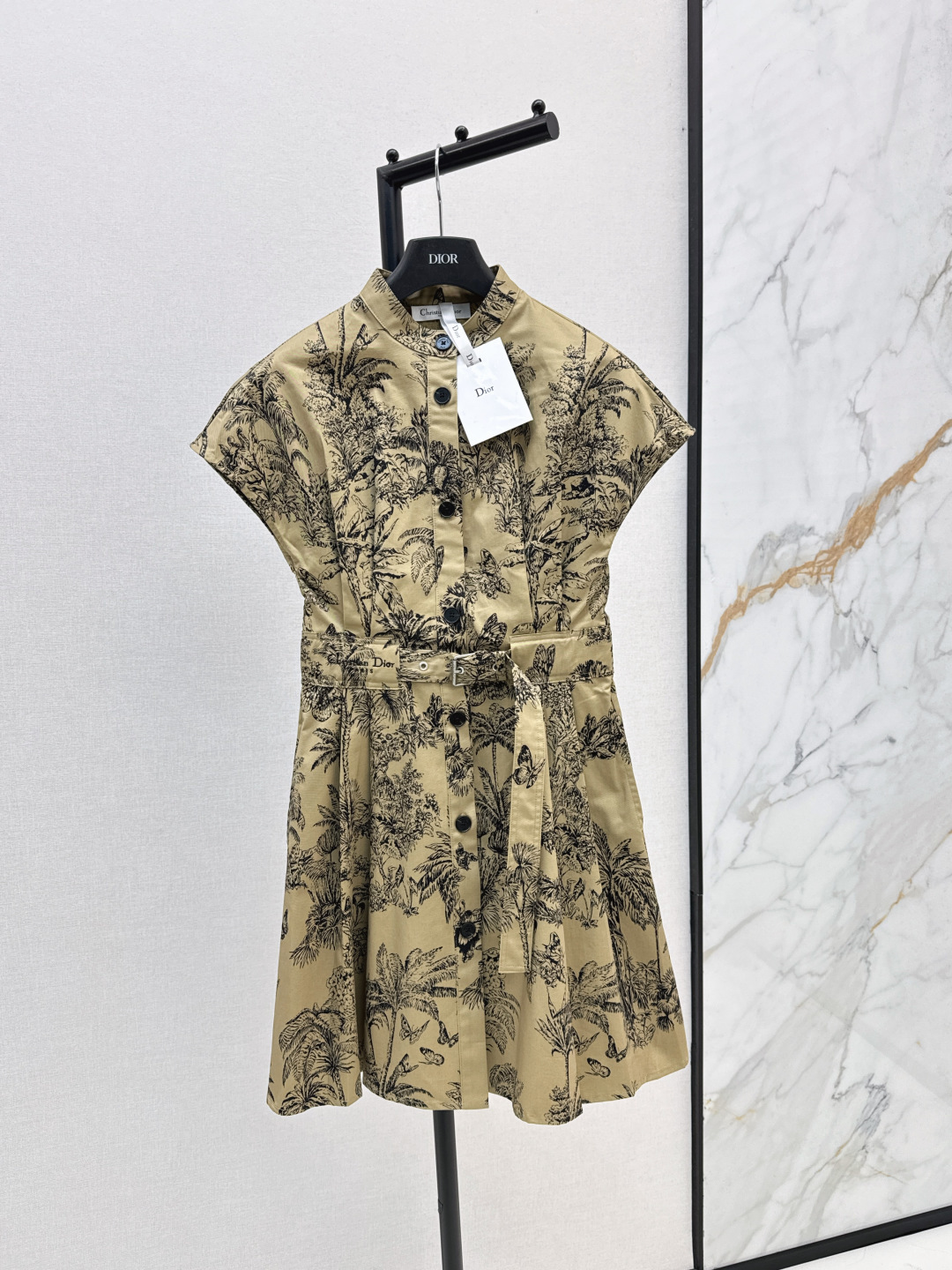 NO:467404,CD 25Ss—————The latest jungle vacation series printed shoulder-falling waist dress with pleated waistbands. The pleated waistband laces create a waist-defining outline. The pleated skirt is beautiful and beautiful. The body proportions are perfectly divided. The body is super slim and looks cool and cool. The upper body is simply amazing. The texture of the crisp fabric is online. One-color spot is available for sale sml, skirts, alexander wang19860909CD 25Ss————早秋最新款丛林度假系列印花落肩收腰连衣裙 百褶腰间系带打造收腰轮廓 百褶裙又好看 完美分割身材比例 超级显瘦显身材 上身又酷又飒简直绝了 挺括感很好的面料质感在线 一色现货发售sml,,skirts,alexander wang,Women's clothing