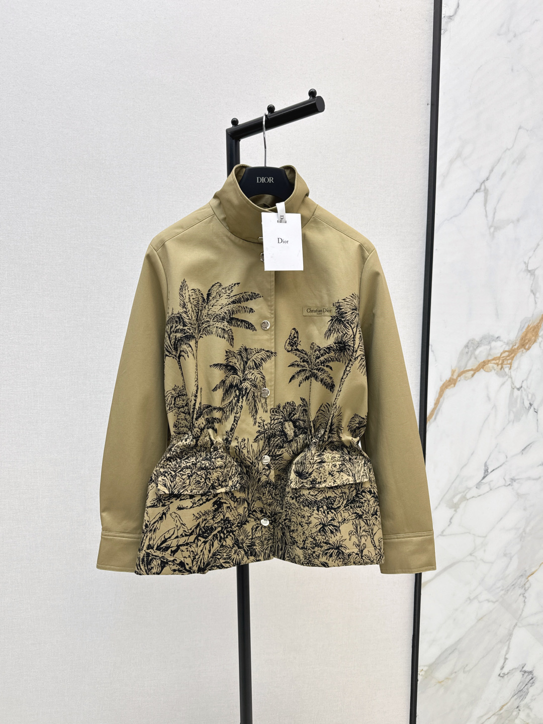 NO:467396,CD 25Ss—————The latest jungle vacation series printed stand-up collar waist-hugging windbreaker jacket with drawstring waist-hugging design to create a three-dimensional slimming outline perfectly divided body proportions, super slimming out figure, cool and cool upper body, very crisp fabric texture online, one-size spot sml, Jackets & coats, alexander wang19860909CD 25Ss————早秋最新款丛林度假系列印花立领收腰风衣外套 抽绳收腰设计打造立体显瘦轮廓 完美分割身材比例 超级显瘦显身材 上身又酷又飒简直绝了 挺括感很好的面料质感在线 一色现货发售sml,,jackets & coats,alexander wang,Women's clothing