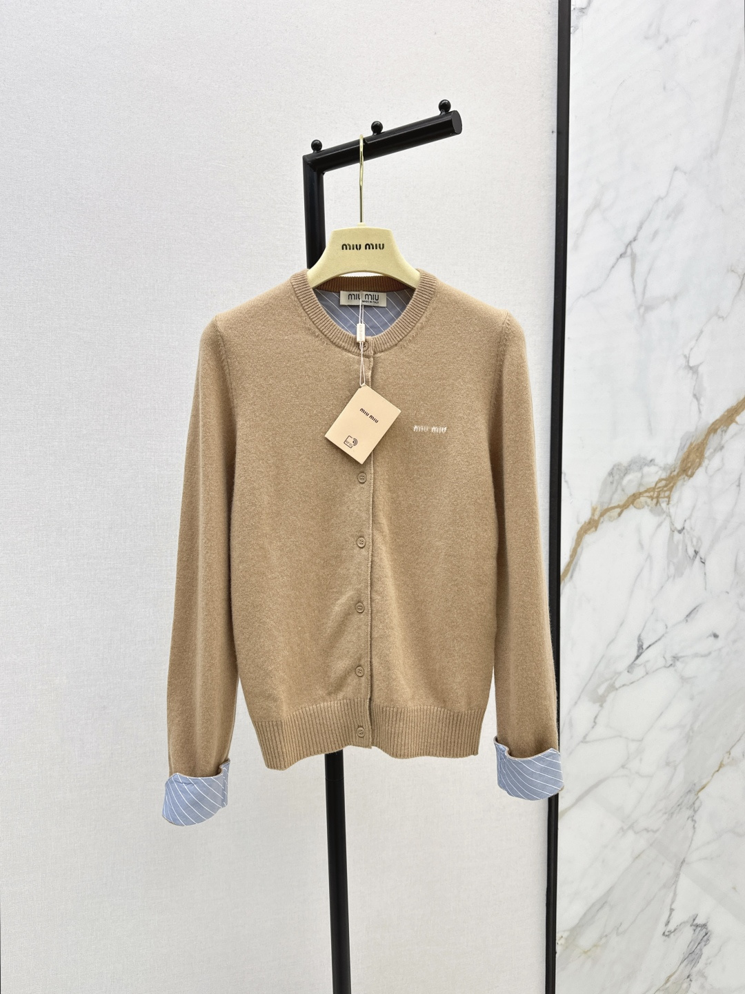 NO:467389,Exclusive model~~Miu 25Ss———The latest style of early autumn spliced ​​striped decorative knitted cardigan is gentle and retro style~~Classic small round neck casual and versatile, and you won’t make any mistakes when matching the basic colors!  This basic style is the key point. It looks good when wearing it alone. The splicing stripes are beautiful and durable. Two colors are available in stock. Miumiu, alexander wang19860909独家款～～Miu 25Ss————早秋最新款拼接条纹装饰针织开衫温柔复古风～～经典小圆领休闲百搭 基础色随意搭配都不会出错！这种基础款版型是重点 单穿叠穿都好看 拼接条纹做法美观的同时更经久耐穿 两色现货发售sml,,miumiu,alexander wang,Women's clothing