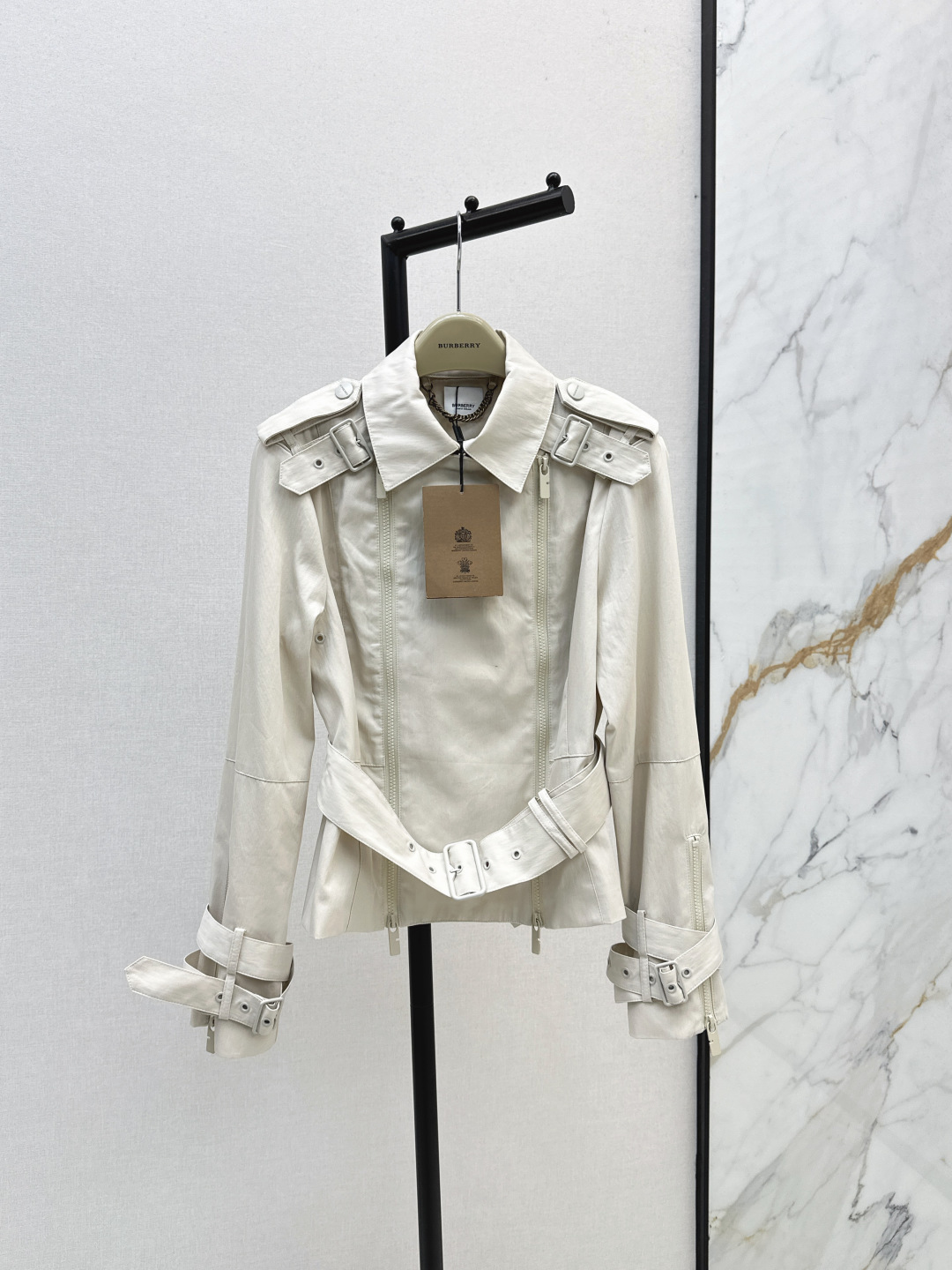 NO:467383,Exclusive first launch Bur 25Ss———The latest high-end apricot-colored two-wear short windbreaker in autumn and winter, easily wear a fashionable and stylish tone, with a broad sense and agility, handsome and short cut, not picky and not overwhelming, the upper body focuses on a relaxed and fashionable feeling in daily life, very good match, it looks good when you go out, take photos and produces a special film, one-color spot sale sml, burberry, alexander wang19860909独家首发 Bur 25Ss———秋冬最新款高级杏色两穿短款风衣 轻松穿出时髦气质的腔调 有阔感又不失灵动 帅气合体短款剪裁 不挑人也不压身高 上身主打一个日常生活中的松弛时髦感 很好搭配 出门随手一穿都好看系列 拍照特别出片 一色现货发售sml,,burberry,alexander wang,Women's clothing