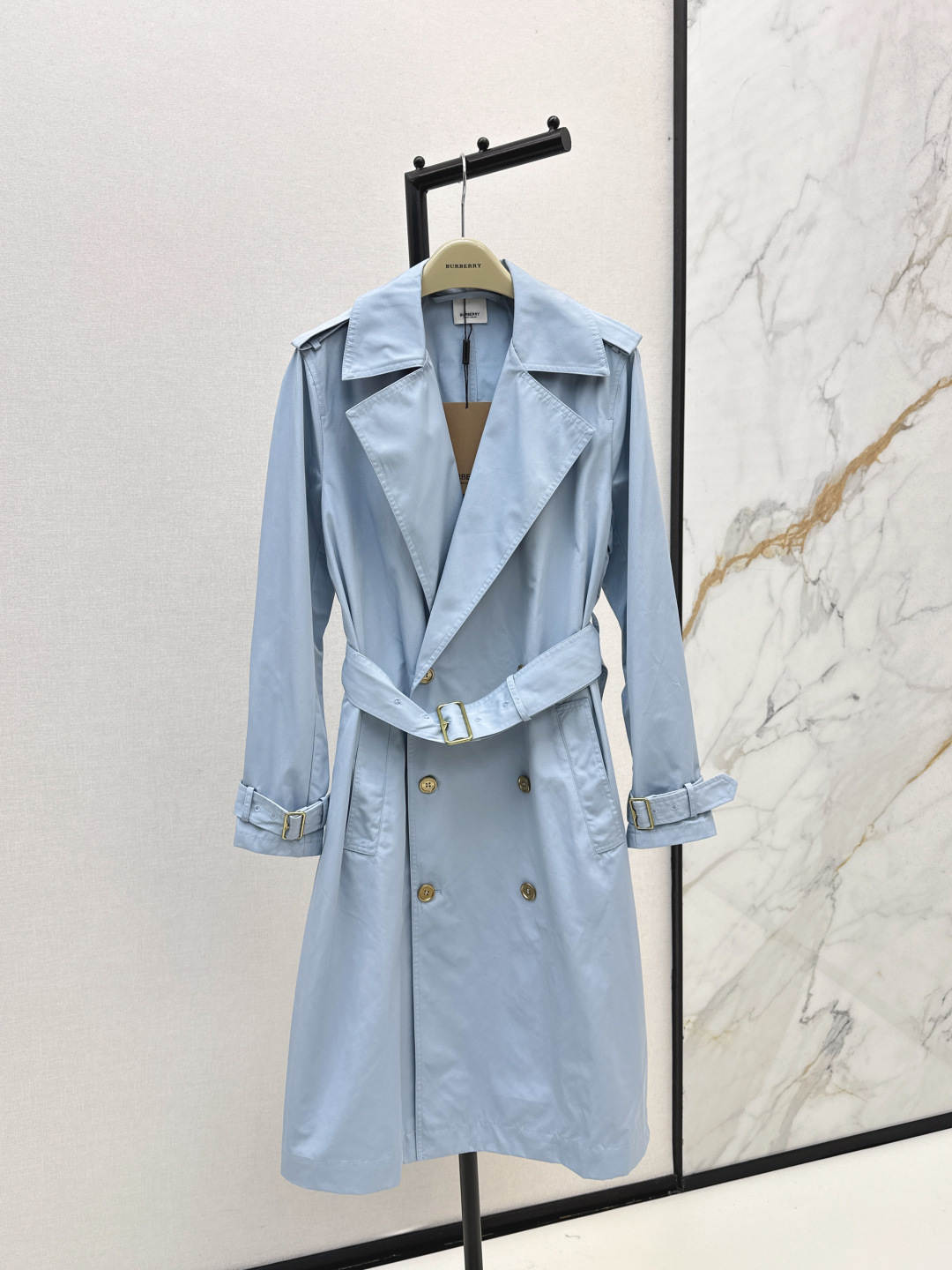 NO:467376,Exclusive trench coat for autumn, heroine's aura~ Bur 25Ss————The latest style of early autumn is super beautiful Morandi long trench coat with aura, it is more casual and casual, the whole piece shows texture, customized high-end fabrics and detailed accessories, a trench coat suitable for daily or formal occasions, one color is available in stock, sml, burberry, jackets & coats, alexander wang19860909秋天专属风衣 女主气场～Bur 25Ss————早秋最新款超好看莫兰迪色系长款风衣外套穿上自带气场 比较休闲日常随性 整件很显质感 定制的高端面料和细节配件 日常或者正式场合都适合的一件风衣 一色现货发售sml,,burberry,jackets & coats,alexander wang,Women's clothing