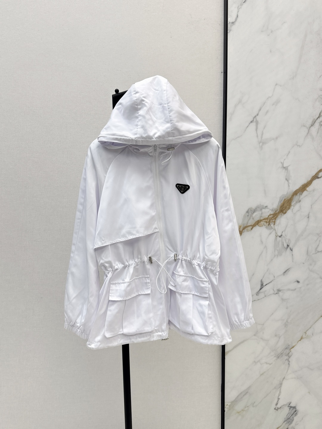 NO:468937,PD 25Ss—————The latest triangular hooded zipper waist jacket in early autumn. Details of fashionable basic items on high streets. Daily and classic styles. Very versatile. Super young girl's style. Classic inverted triangle logo embellishment. Drawstring waist design. The upper body is classic and not picky and slim and versatile. Cool and fashionable. Daily get retro charming tone is online. Two colors are available for sale in stock. Sml,, jackets & coats, jackets & coats, hats, alexander wang19860909PD 25Ss————早秋最新款三角标连帽拉链收腰夹克外套 高街时髦基础单品上点缀细节 日常又经典的款式 非常百搭 超级青春少女的样式经典倒三角标Logo点缀 抽绳收腰设计 上身经典不挑人显瘦又百搭 酷帅时髦感兼顾 日常get复古迷人腔调在线 两色现货发售sml,,jackets & coats,jackets & coats,hats,alexander wang,Women's clothing