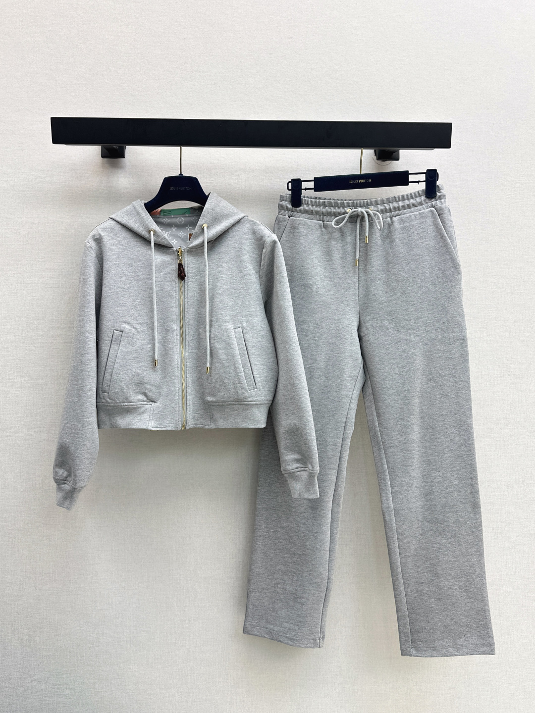 NO:468930,L Home 25Ss———The latest double-sided wearable casual suit for autumn and winter, double-sided wearable hooded jacket + elastic waist casual pants, double-sided wearable printing effect, Vintage handsome, medieval style, slimming and improving fashion, retro and elegant temperament items, one set, two colors for sale in stock, sml, louis vuitton, jackets & coats, hats, alexander wang19860909L家 25Ss————秋冬最新款双面可穿休闲套装双面可穿连帽外套+松紧腰休闲裤 外套双面可穿印花效果 Vintage帅气 中古风 显瘦又提升时髦度 复古优雅气质单品 一套出 两色现货发售sml,,louis vuitton,jackets & coats,hats,alexander wang,Women's clothing