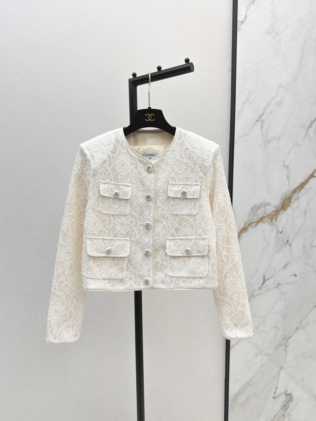 NO:468969,C home 25Ss——————The latest style of small fragrant lace round neck jacket in early autumn, four-pocket decoration, custom logo button embellishment, high-end sense, round neck style, versatile and not picky, easy to wear, famous temperament, daily dates are very good, one person is on sale in stock, sml, chanel, jackets & coats, alexander wang19860909C家 25Ss————早秋最新款小香风蕾丝圆领外套 四口袋装饰 定制logo纽扣点缀 高级感 圆领版型上身百搭不挑人 轻松穿出时名媛气质 日常约会出街都很不错 一的人现货发售sml,,chanel,jackets & coats,alexander wang,Women's clothing