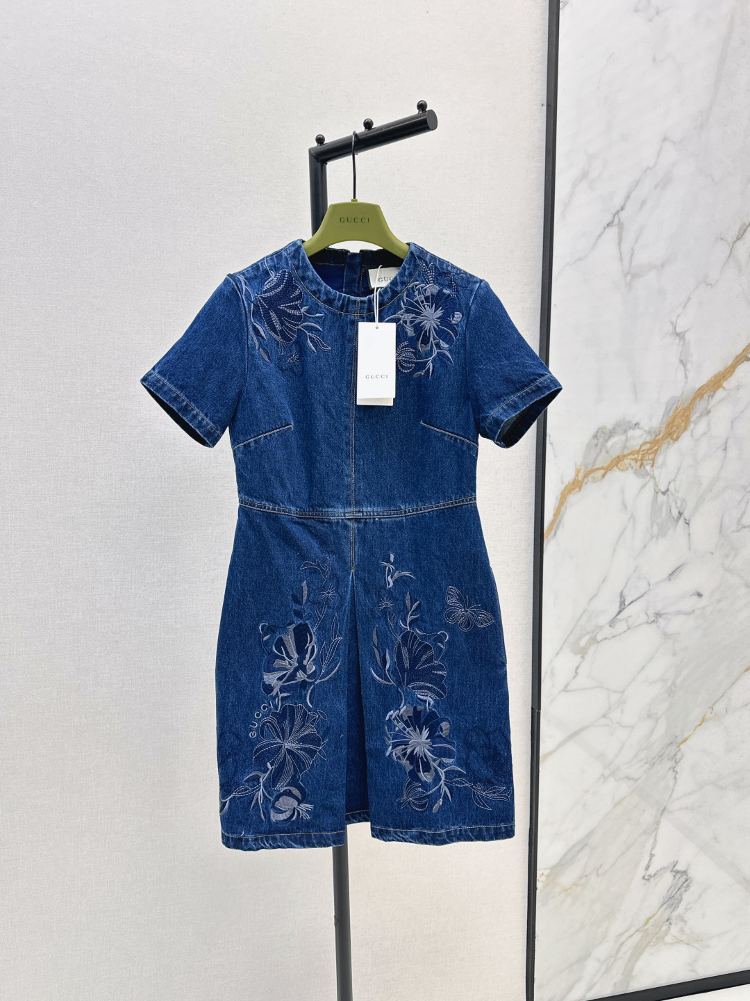 NO:468951,Gu 25Ss—————The latest embroidered denim dress in early autumn. Short-sleeved straight-tube pressed A-line skirt. The upper body is too old and looks slimming. Positioning heavy-industry embroidered floral pattern. Special denim fabric. High-waisted pleated skirt with three-dimensional shape. The upper body is casual and casual and versatile. SML is available in stock., skirts, T-shirt, alexander wang.19860909Gu 25Ss————早秋最新款刺绣牛仔连衣裙 短袖直筒压褶a字裙摆 上身太减龄显瘦了 定位重工刺绣花卉图案 特供的牛仔面料 高腰压褶裙摆立体有型 上身休闲又随性百搭 一色现货发售sml,,skirts,T-shirt,alexander wang,Women's clothing