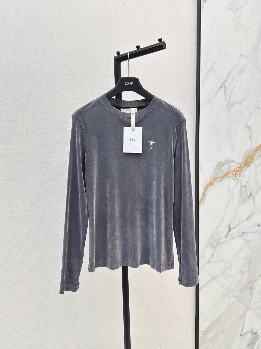 NO:468939,CD 25Ss———The latest bee embroidered decorative velvet base shirt in autumn and winter. It is soft and elastic and comfortable. It is full of high-end outfit. Light and soft. The real thing is very good. The upper body is fashionable and versatile. The outfit looks good. It is also beautiful when you take off the coat. Three colors are available for sale in stock. Jackets & coats, alexander wang19860909CD 25Ss————秋冬最新款蜜蜂刺绣装饰丝绒打底衫 柔软弹力很舒服 满满的穿搭高级感 轻盈柔软 实物非常赞 上身洋气百搭 穿搭好看 脱掉外套里搭也是美美的 三色现货发售sml,,jackets & coats,alexander wang,Women's clothing