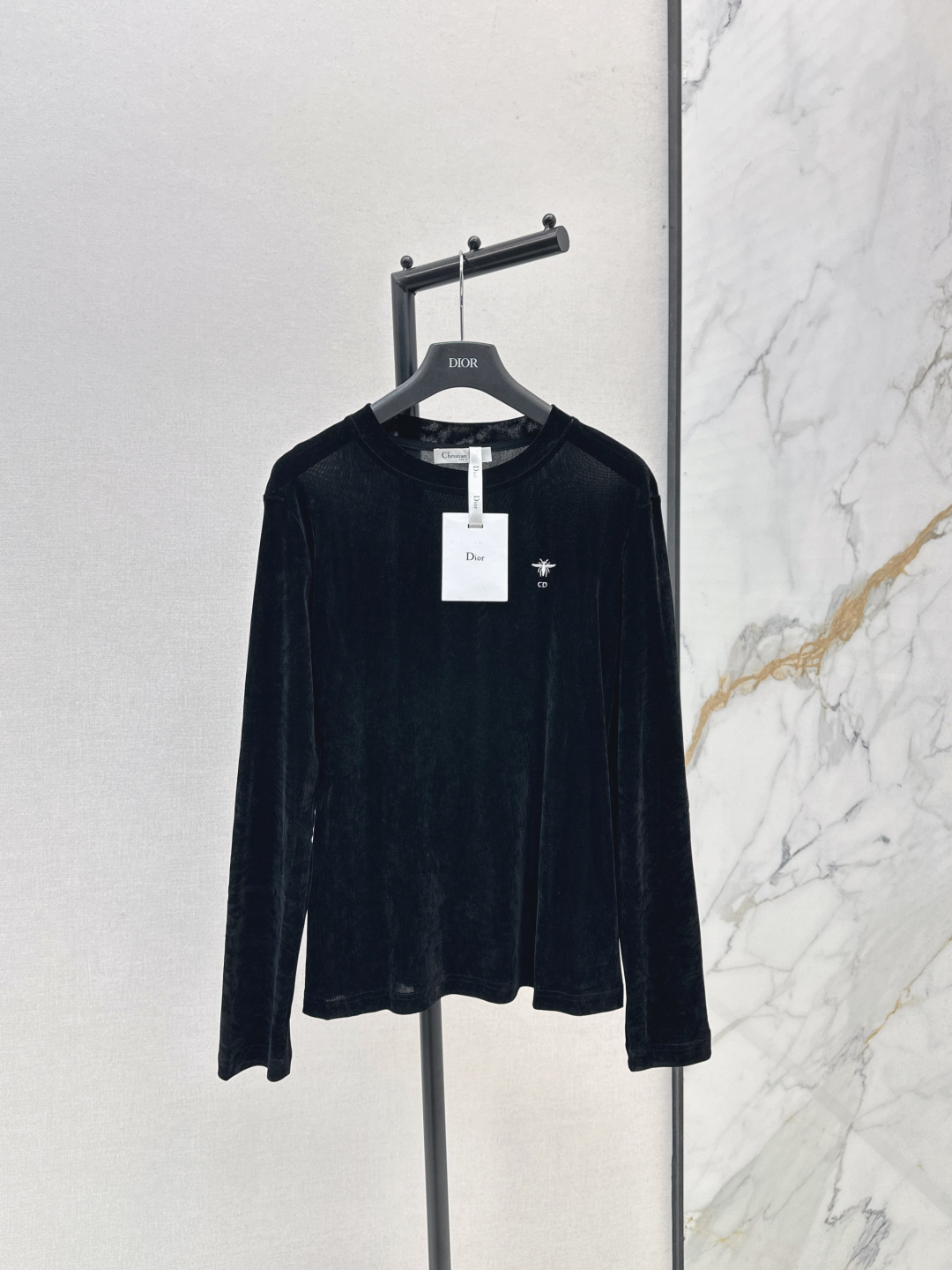 NO:468933,CD 25Ss———The latest bee embroidered decorative velvet base shirt in autumn and winter. It is soft and elastic and comfortable. It is full of high-end outfit. Light and soft. The real thing is very good. The upper body is fashionable and versatile. The outfit looks good. It is also beautiful when you take off the coat. Three colors are available for sale in stock. Jackets & coats, alexander wang19860909CD 25Ss————秋冬最新款蜜蜂刺绣装饰丝绒打底衫 柔软弹力很舒服 满满的穿搭高级感 轻盈柔软 实物非常赞 上身洋气百搭 穿搭好看 脱掉外套里搭也是美美的 三色现货发售sml,,jackets & coats,alexander wang,Women's clothing