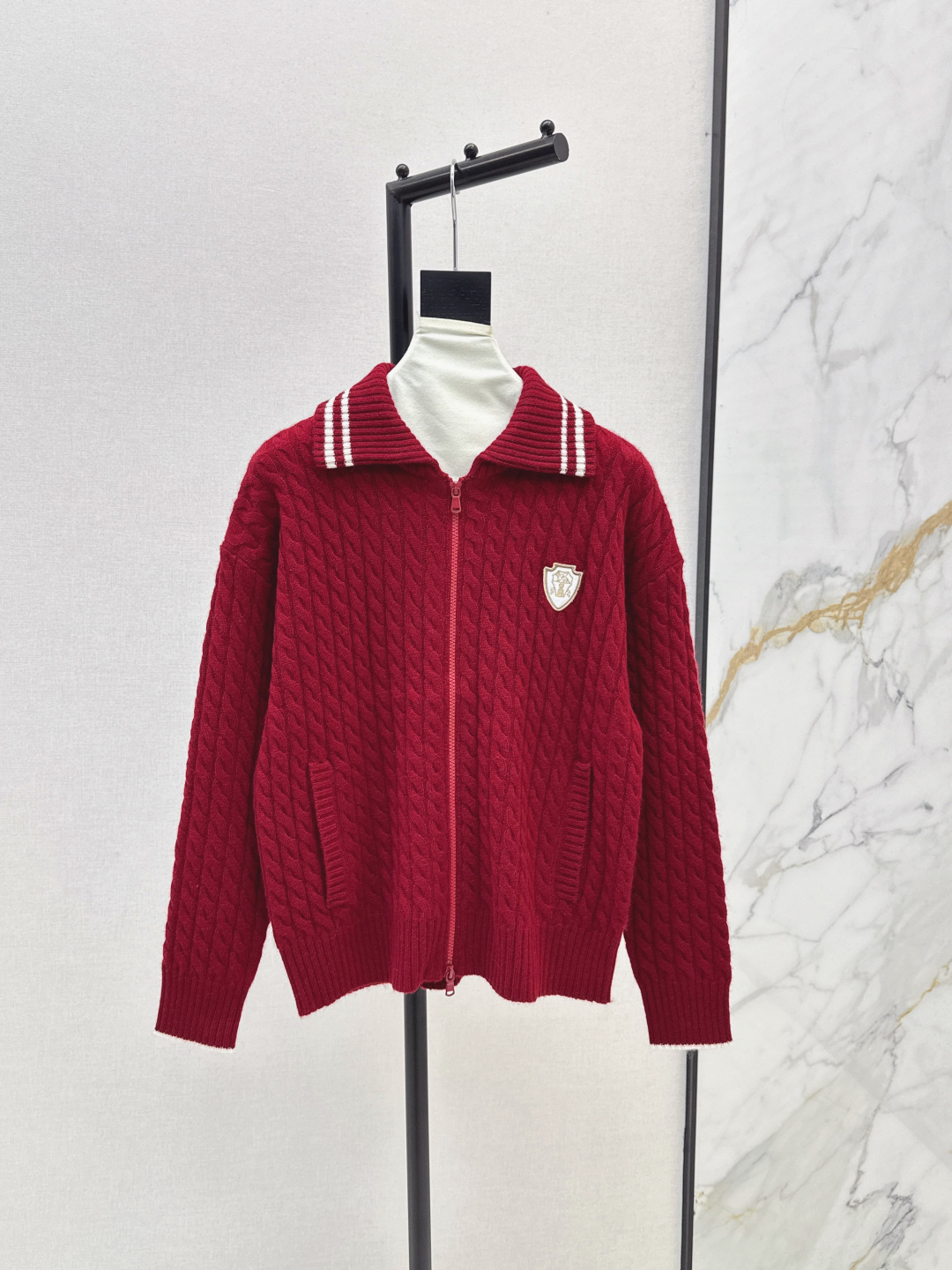 NO:468915,Wimbledon outfit Bc 25Ss———The latest logo decorative cashmere zipper jacket in autumn and winter, age-reducing college style color stripes, classic lapel, double-open zipper design, H-style versatile and fashionable, imported cashmere yarn, Swiss woven craftsmanship creates a low-key and luxurious sense of high-end style, lazy and casual and elegant, classic and unpicked, super slim, single-color sm, Jackets & coats, alexander wang19860909温网穿搭 Bc 25Ss————秋冬最新款徽标装饰羊绒拉链外套 减龄学院风配色条纹 经典翻领 双开拉链设计H版型百搭又时髦 进口羊绒纱线 瑞士机织工艺打造低调奢华的高级感 版型慵懒气质随性优雅 经典不挑人上身超显瘦 一色现货发售sml,,jackets & coats,alexander wang,Women's clothing