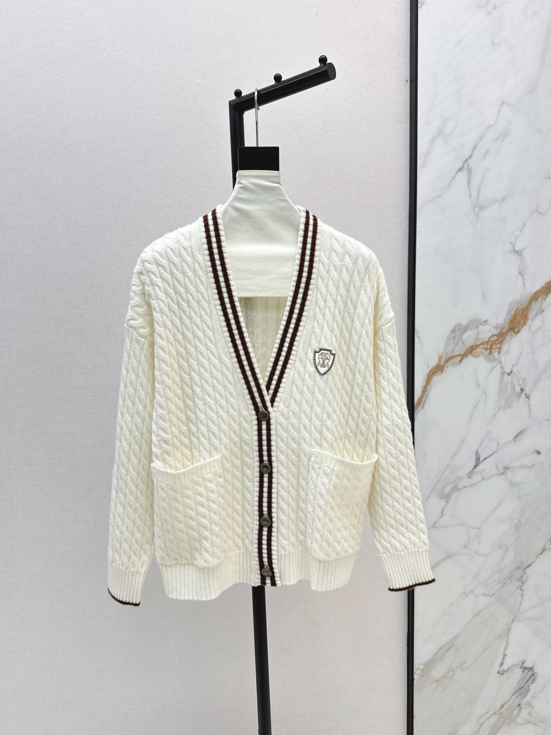 NO:468906,Wimbledon outfit Bc 25Ss———The latest autumn and winter logo decorative cashmere jacket age-reducing college style color strip design Classic V-neck H-style loose and versatile and fashionable Imported cashmere yarn Swiss woven crafts create a low-key and luxurious sense of luxury. The style is lazy and casual and elegant. Classic and unpicked. Super slim and super slim. One-color spot on sale sml, Jackets & coats, alexander wang19860909温网穿搭 Bc 25Ss————秋冬最新款徽标装饰羊绒外套减龄学院风配色条设计 经典V领H版型 宽松百搭又时髦 进口羊绒纱线瑞士机织工艺打造低调奢华的高级感 版型慵懒气质随性优雅 经典不挑人上身超显瘦 一色现货发售sml,,jackets & coats,alexander wang,Women's clothing