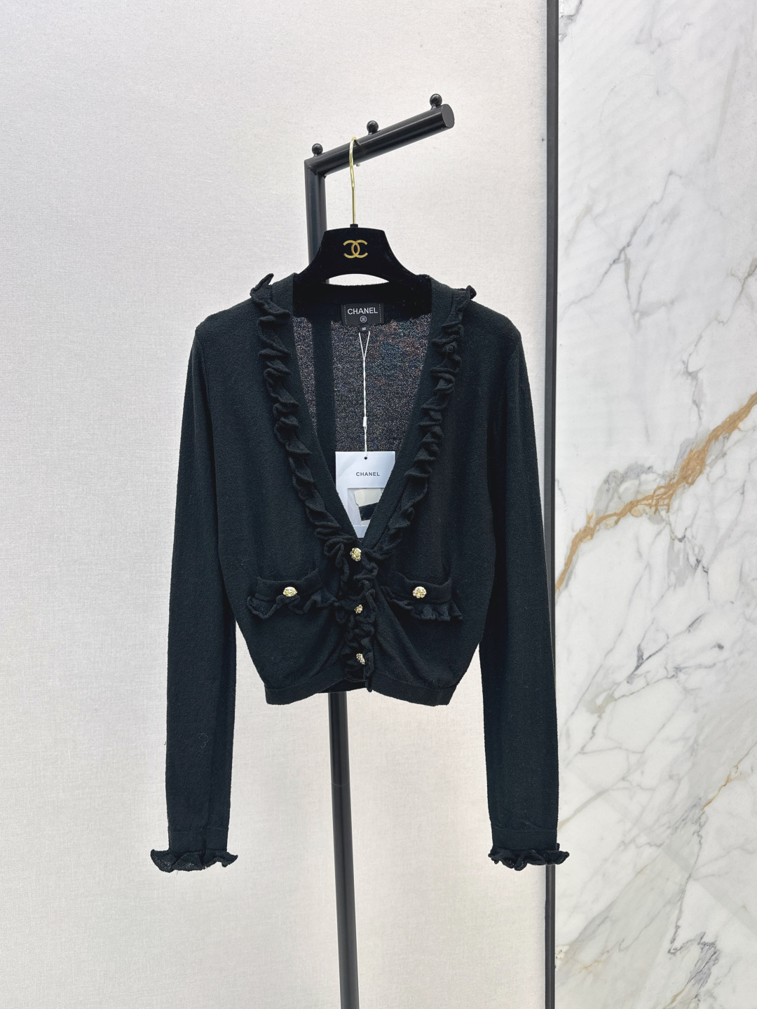 NO:468900,C home 25Ss—————The latest coco girl ruffled crystal buckle knitted cardigan with soft and skin-friendly blended yarn, light fit, suitable for spring and autumn transition seasons. The V-neck and placket are decorated with exquisite ruffled spirals to add layering and French romantic atmosphere. The details show the Chanel advanced craftsmanship. One-color spot sml, chanel, chanel, alexander wang19860909C家 25Ss————早秋最新款coco女孩荷叶边水晶扣针织开衫采用柔软亲肤的混纺纱线 轻盈贴合 适合春秋过渡季穿着 V领与门襟处饰有精致荷叶边滚边 增添层次感与法式浪漫氛围 正细节之处尽显香奈儿高级工艺 一色现货发售sml,,chanel,chanel,alexander wang,Women's clothing