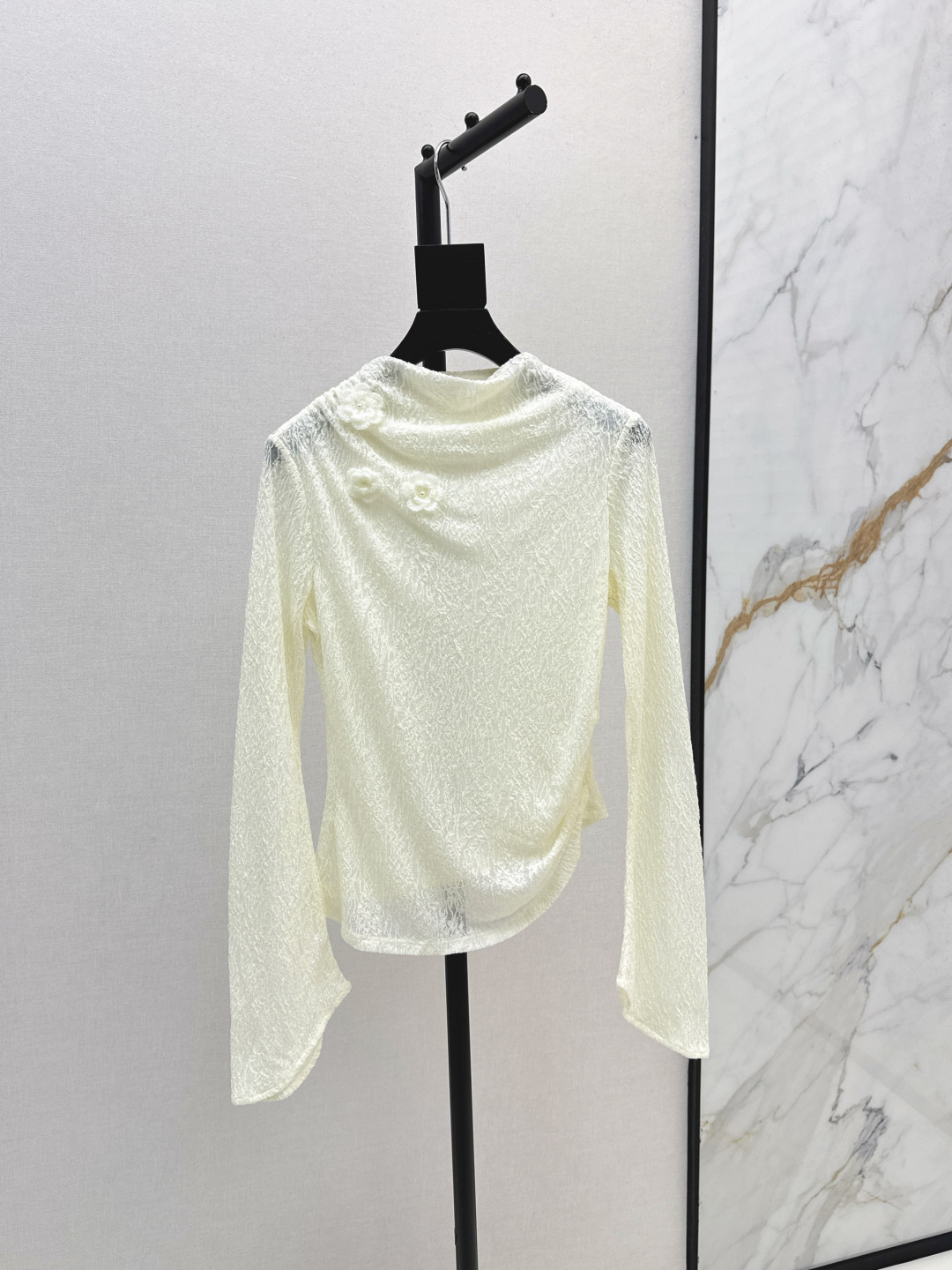 NO:468895,VLTN 25SS————The latest French sweet style three-dimensional flower lace slim base shirt in early autumn, with an elegant and retro texture, very gentle, the fabric is heavy industry nailed lace, the craftsmanship is so exquisite that it screams, full of feminineness, solid color is simple and easy to wear, commuting and daily life, and it is also suitable for vacation. It is highly recommended to keep your own style. Two colors are available in stock, sml, alexander wang19860909VLTN 25SS———早秋最新款法式甜美风立体花朵蕾丝修身打底衫一整个优雅和复古的气质感 非常温柔 面料是重工钉花蕾丝 工艺精致到尖叫 女人味十足 纯色简洁好穿 通勤日常皆可 度假也很适合 强烈推荐自留款 两色现货发售sml,,alexander wang,Women's clothing