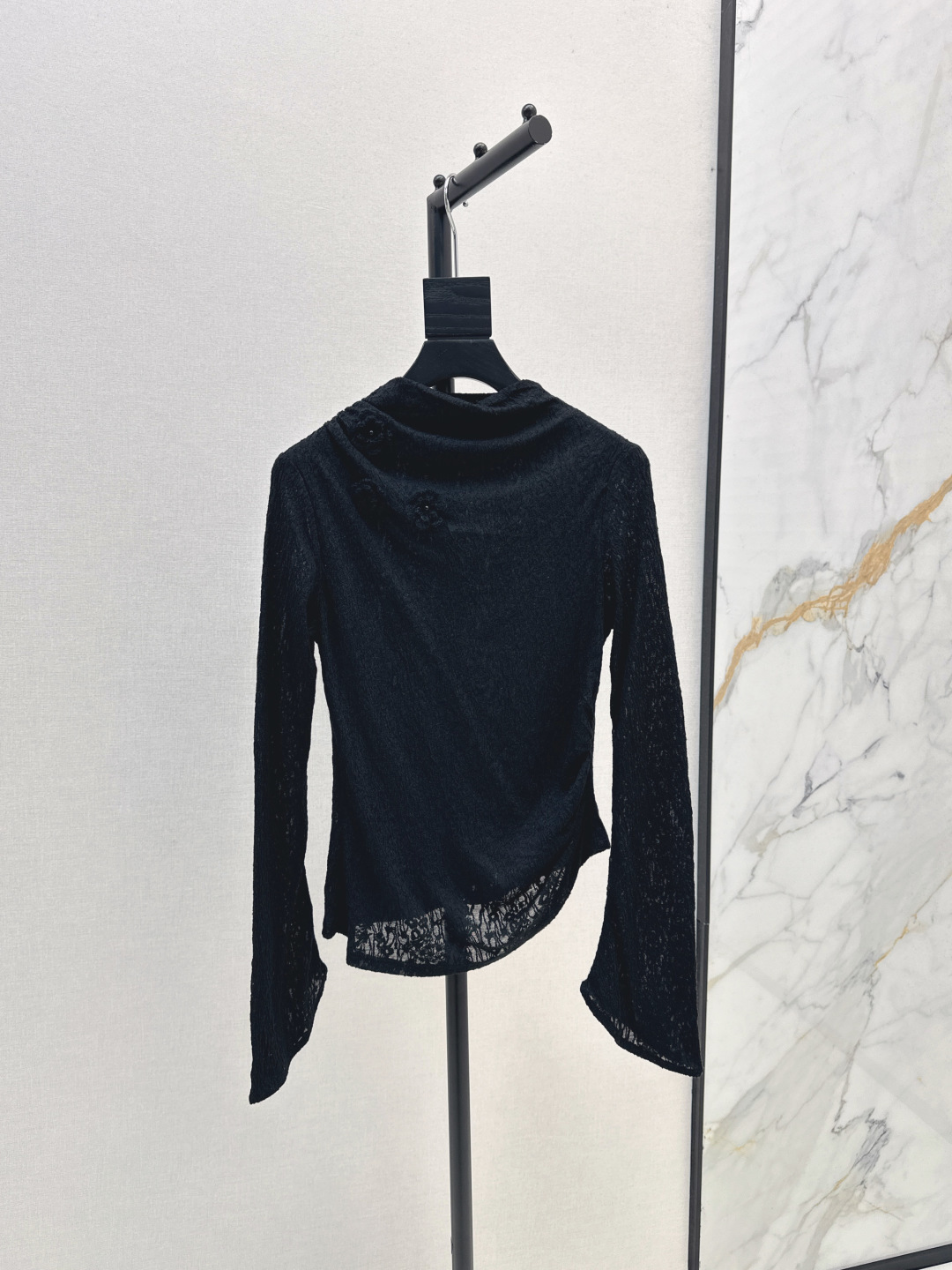 NO:468890,19860909VLTN 25SS———早秋最新款法式甜美风立体花朵蕾丝修身打底衫一整个优雅和复古的气质感 非常温柔 面料是重工钉花蕾丝 工艺精致到尖叫 女人味十足 纯色简洁好穿 通勤日常皆可 度假也很适合 强烈推荐自留款 两色现货发售sml,,alexander wang,Women's clothing