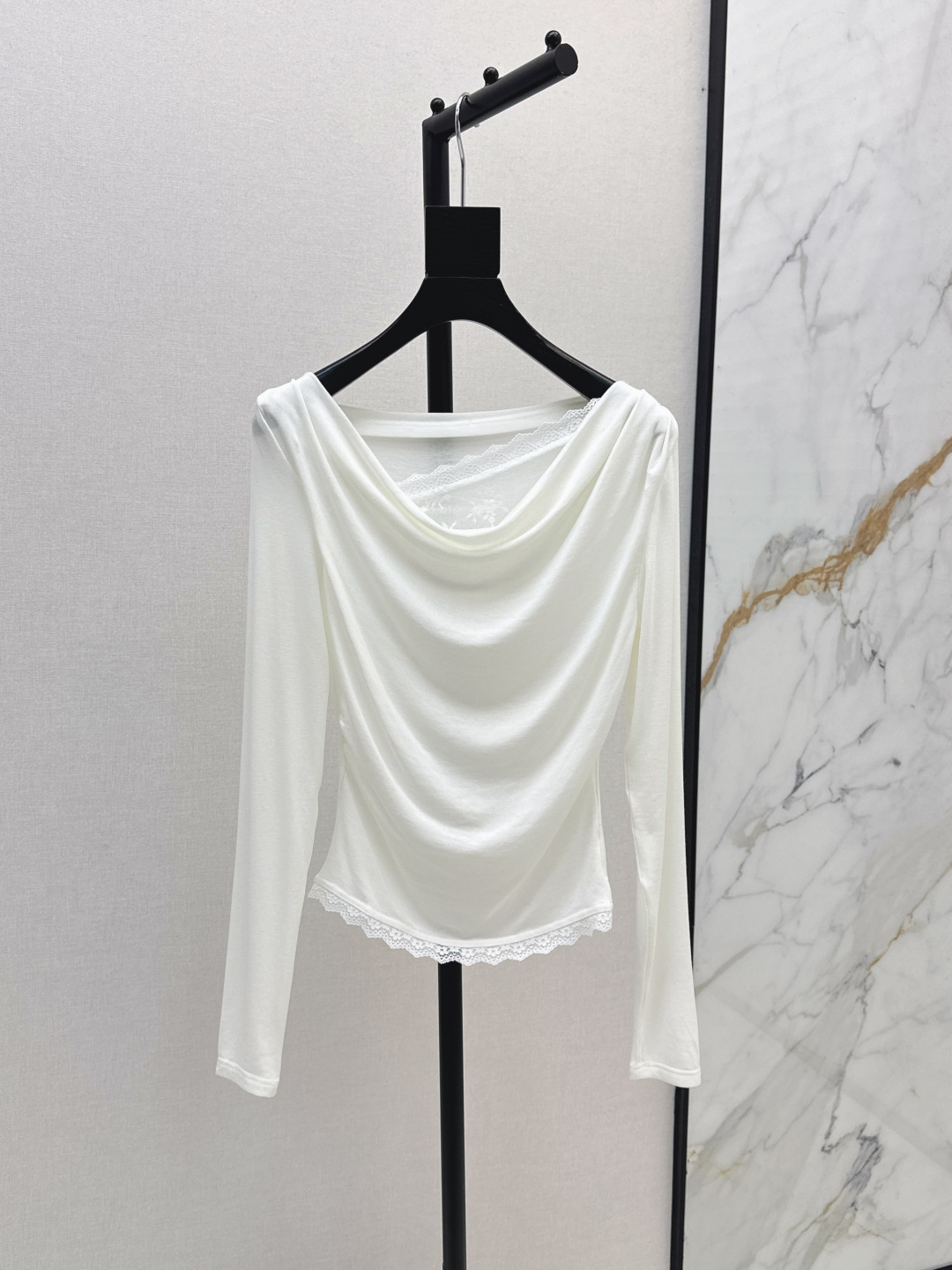 NO:468884,Miu 25Ss—————The latest style of early autumn spliced ​​lace one-shoulder long-sleeved base shirt, sweet and pure lace spliced ​​collar design, minimalist and bright, high elastic fabric soft and comfortable version, huge slim upper body, exquisite age-reducing, universal versatile single product atmospheric and easy to wear, a must-have for daily wear, highly recommended for your own style, two colors are available for sale in stock,,miumiu,alexander wang19860909Miu 25Ss————早秋最新款拼接蕾丝一字肩长袖打底衫 甜美纯欲蕾丝拼接荡领设计 极简有亮点 高弹力面料柔软舒适版型上身巨显瘦 减龄精致 万能的百搭单品大气又好穿 日常穿搭必备 强烈推荐自留款 两色现货发售sml,,miumiu,alexander wang,Women's clothing