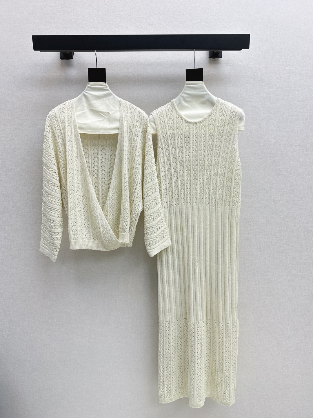 NO:468911,Exclusive Bc 25Ss———The latest knitted suit in early autumn V-neck long-sleeved + sleeveless dress, exquisite beauty, the overall feeling is particularly simple and elegant, one set is matched to give you a gentle, beautiful and charming feeling, the color and style are impeccable, the must-have set looks good no matter how you match it, the fabric is of a unique texture, custom wool fabric, the details are very good, one set is out, three colors are available in stock, skirts, alexander wang19860909独家款 Bc 25Ss———早秋最新款针织套装  V领长袖+无袖连衣裙 精致美感 整体给人感觉特别的简约大气 一套搭配起来给你人一种温柔美丽动人的感觉 颜色跟版型都无可挑剔 懒人必备一套怎么搭都好看 面料质感一绝 采用的是定制羊毛面料 细节很到位 一套出 三色现货发售sml,,skirts,alexander wang,Women's clothing