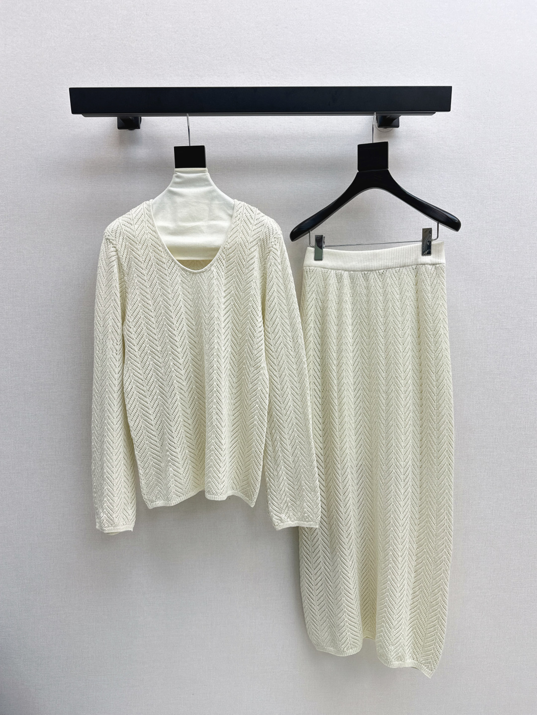 NO:468905,Exclusive Bc 25Ss———The latest knitted suit in early autumn, U-neck lazy long sleeves + elastic waist skirt, exquisite beauty, overall feeling, special simplicity and atmospheric, one set matches you with a gentle, beautiful and charming feeling, the color and style are impeccable, the must-have set looks good no matter how you match it, the fabric is of a unique texture, custom wool fabric, the details are very good, one set is out, two colors are on sale in stock, sml, skirts, alexander wang19860909独家款 Bc 25Ss———早秋最新款针织套装  U领慵懒长袖+松紧腰半裙 精致美感 整体给人感觉特别的简约大气 一套搭配起来给你人一种温柔美丽动人的感觉 颜色跟版型都无可挑剔 懒人必备一套怎么搭都好看 面料质感一绝 采用的是定制羊毛面料 细节很到位 一套出 两色色现货发售sml,,skirts,alexander wang,Women's clothing