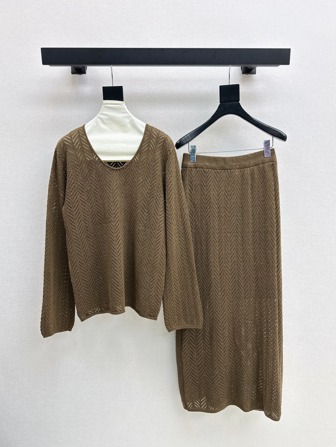 NO:468899,Exclusive Bc 25Ss———The latest knitted suit in early autumn, U-neck lazy long sleeves + elastic waist skirt, exquisite beauty, overall feeling, special simplicity and atmospheric, one set matches you with a gentle, beautiful and charming feeling, the color and style are impeccable, the must-have set looks good no matter how you match it, the fabric is of a unique texture, custom wool fabric, the details are very good, one set is out, two colors are on sale in stock, sml, skirts, alexander wang19860909独家款 Bc 25Ss———早秋最新款针织套装  U领慵懒长袖+松紧腰半裙 精致美感 整体给人感觉特别的简约大气 一套搭配起来给你人一种温柔美丽动人的感觉 颜色跟版型都无可挑剔 懒人必备一套怎么搭都好看 面料质感一绝 采用的是定制羊毛面料 细节很到位 一套出 两色色现货发售sml,,skirts,alexander wang,Women's clothing