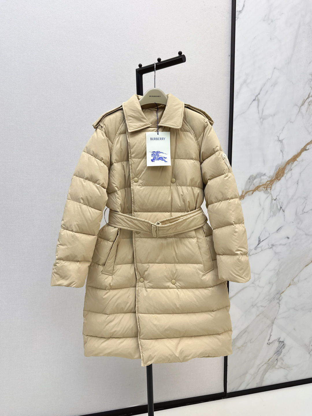 NO:468883,With dust bag Bur 25SS ———The latest classic double-breasted lapel long down jacket in autumn and winter. It is very practical. The classic style that the counter must be popular every year. Easy to hold various combinations. It exudes the British retro style and also shows a strong visual effect. Create a three-dimensional and crisp style. Wearing a neat side of women. Imported heavyweight 90 white goose down jacket is light, comfortable and warm. The material feel is super good. Recommended. Three-color smlxl,,burberry,jackets & coats,down jacket,alexander wang19860909配防尘袋Bur 25SS ———秋冬最新款经典双排扣翻领长款羽绒服外套 实穿性很高 专柜每年必火的经典款 轻松hold各种搭配 流露着英伦复古风 同时又展现出强烈的视觉效果 打造立体挺括的版型 穿着尽显女性利落的一面 进口重磅90白鹅绒填充 轻盈舒适又保暖 实物质感超级赞 推荐 三色smlxl,,burberry,jackets & coats,down jacket,alexander wang,Women's clothing