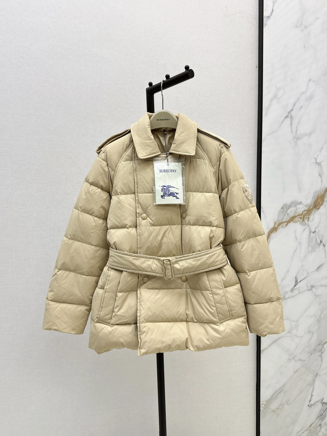 NO:468877,With dust bag Bur 25Ss———The latest classic double-breasted lapel short down jacket in autumn and winter. It is very practical. The classic style that the counter must be popular every year. Easy to hold various combinations. It exudes the British retro style and also shows a strong visual effect. Create a three-dimensional and crisp style. Wearing a neat side of women. Imported heavyweight 90 white goose down jacket, light, comfortable and warm. The material feel is super good. Recommended. Three-color smlxl,,burberry, jackets & coats,down jacket,alexander wang19860909配防尘袋Bur 25Ss————秋冬最新款经典双排扣翻领短款羽绒服外套 实穿性很高 专柜每年必火的经典款 轻松hold各种搭配 流露着英伦复古风 同时又展现出强烈的视觉效果 打造立体挺括的版型 穿着尽显女性利落的一面 进口重磅90白鹅绒填充 轻盈舒适又保暖 实物质感超级赞 推荐 三色smlxl,,burberry,jackets & coats,down jacket,alexander wang,Women's clothing